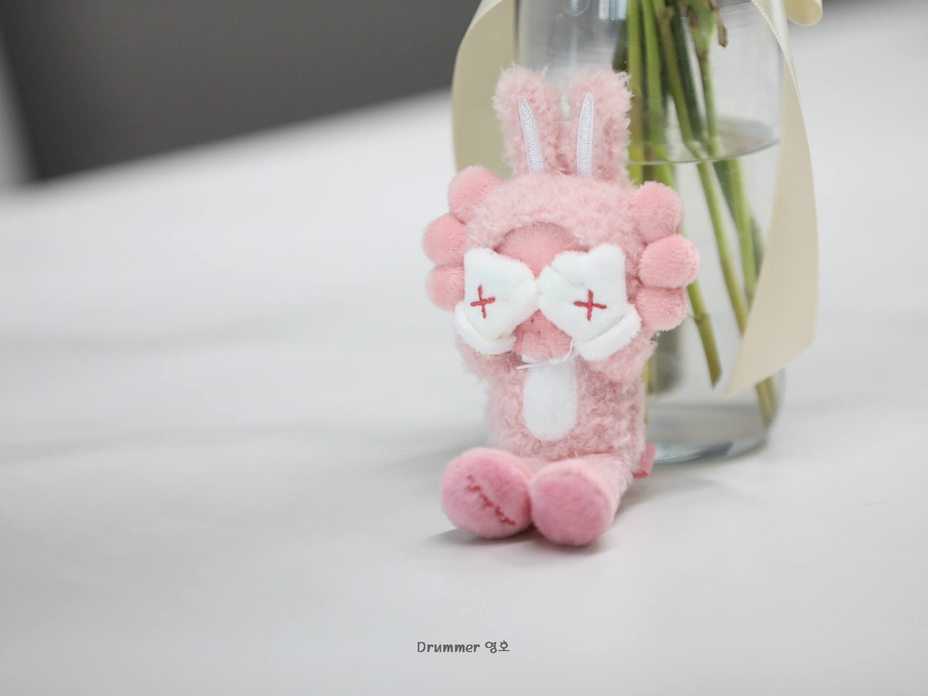 Kaws Holiday Indonesia Plush Charm 착용 스타일