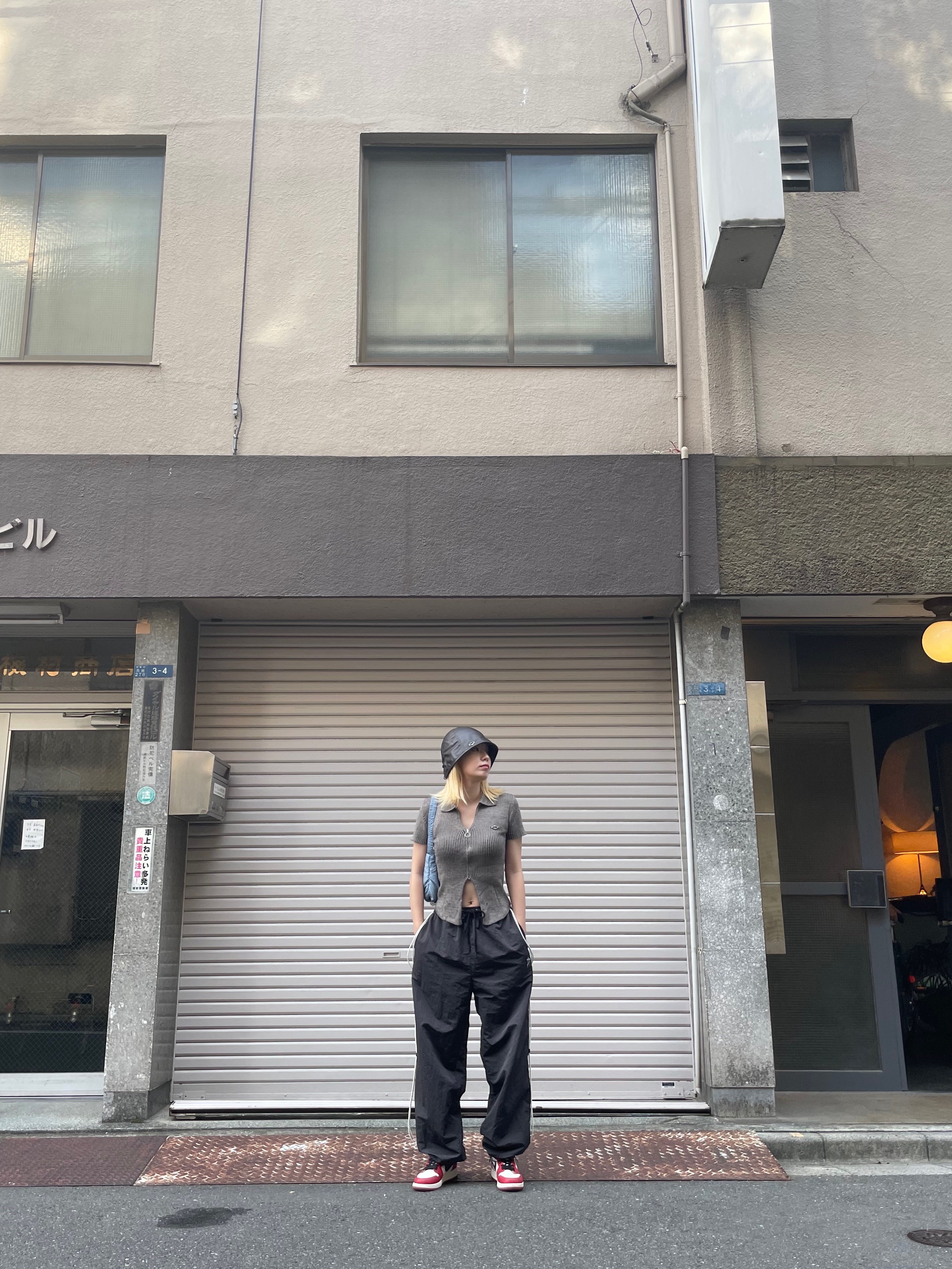 (W) Mischief Knitted Two Tone Short Sleeve Beige-Black, Jordan 1 Retro High OG Chicago 2022 착용 스타일 - 4