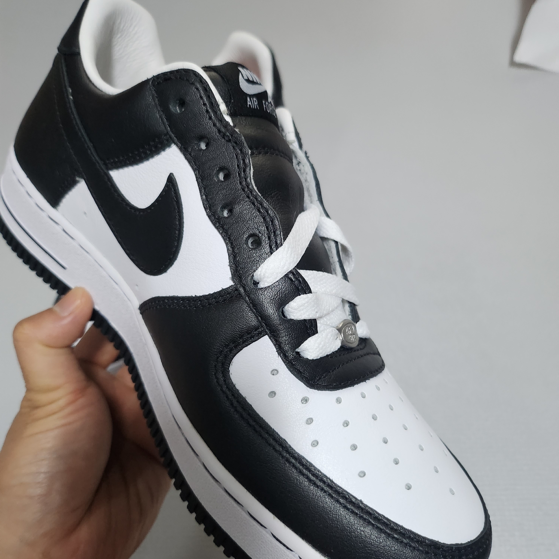 Nike x Terror Squad Air Force 1 Low QS Blackout 착용 스타일 - 3