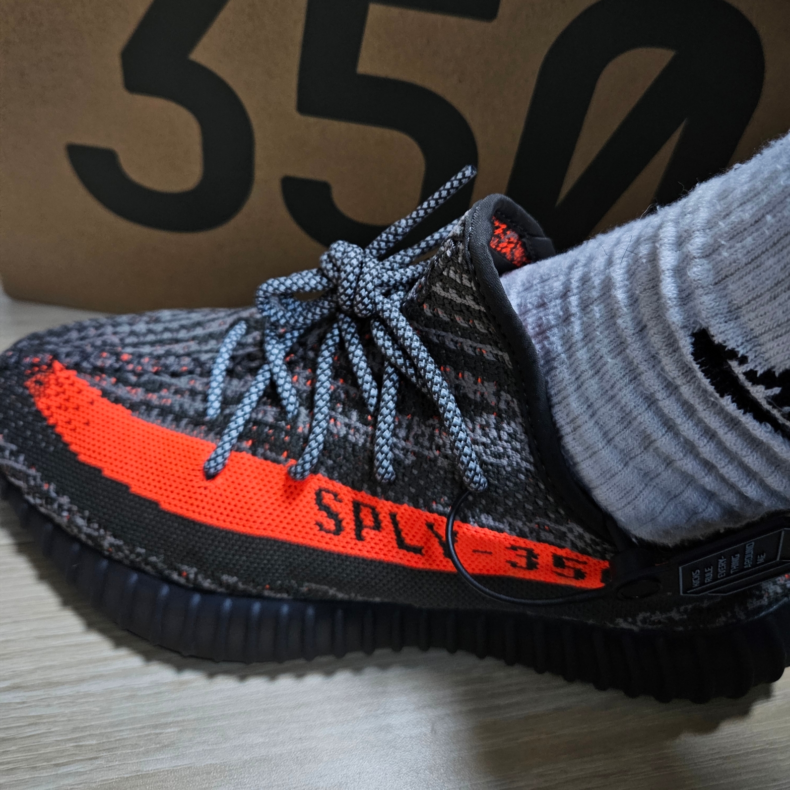 Adidas Yeezy Boost 350 V2 Carbon Beluga 착용 스타일 - 5
