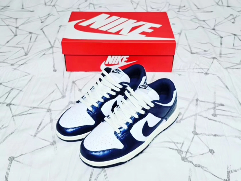 (W) Nike Dunk Low PRM Midnight Navy and White 착용 스타일 - 1