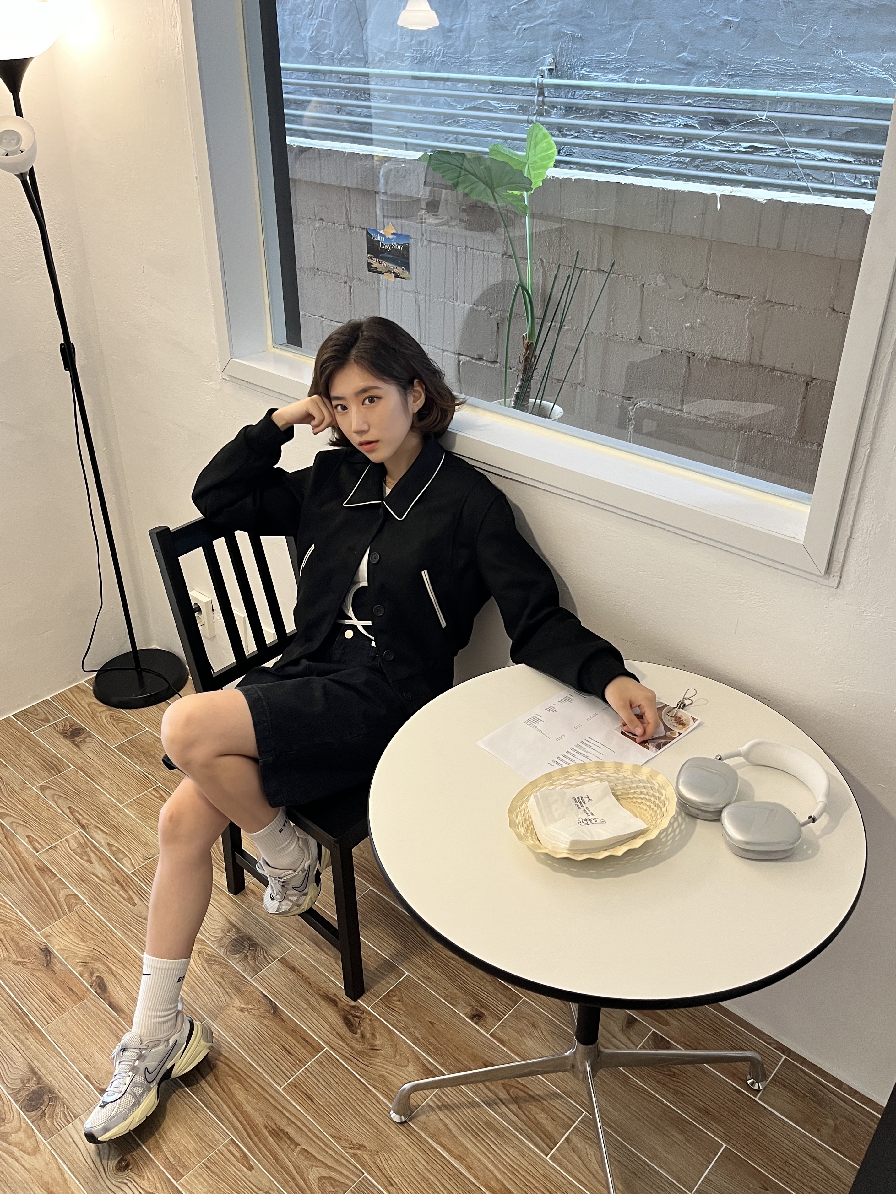 Nike x Stussy NRG Crew Socks White Black, Nike V2K Run Summit White Metallic Silver 착용 스타일 - 3