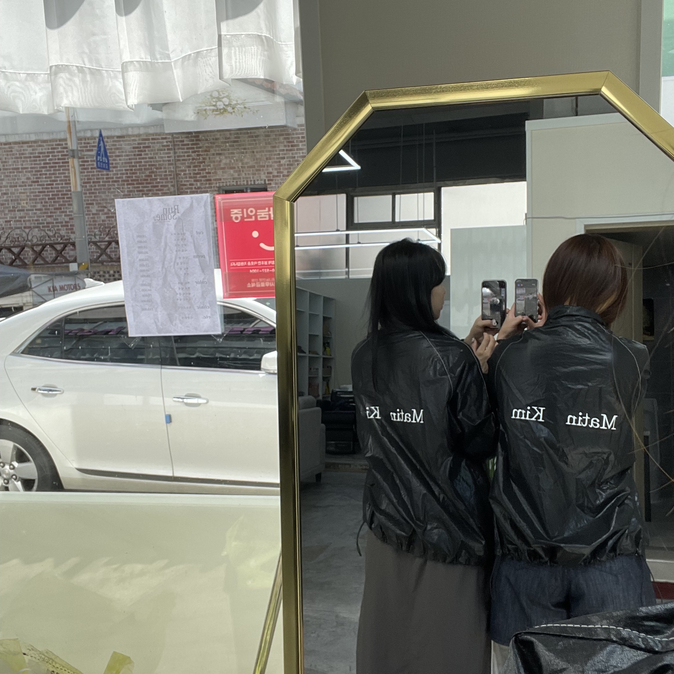 (W) Matin Kim Logo Coating Jumper Black 착용 스타일