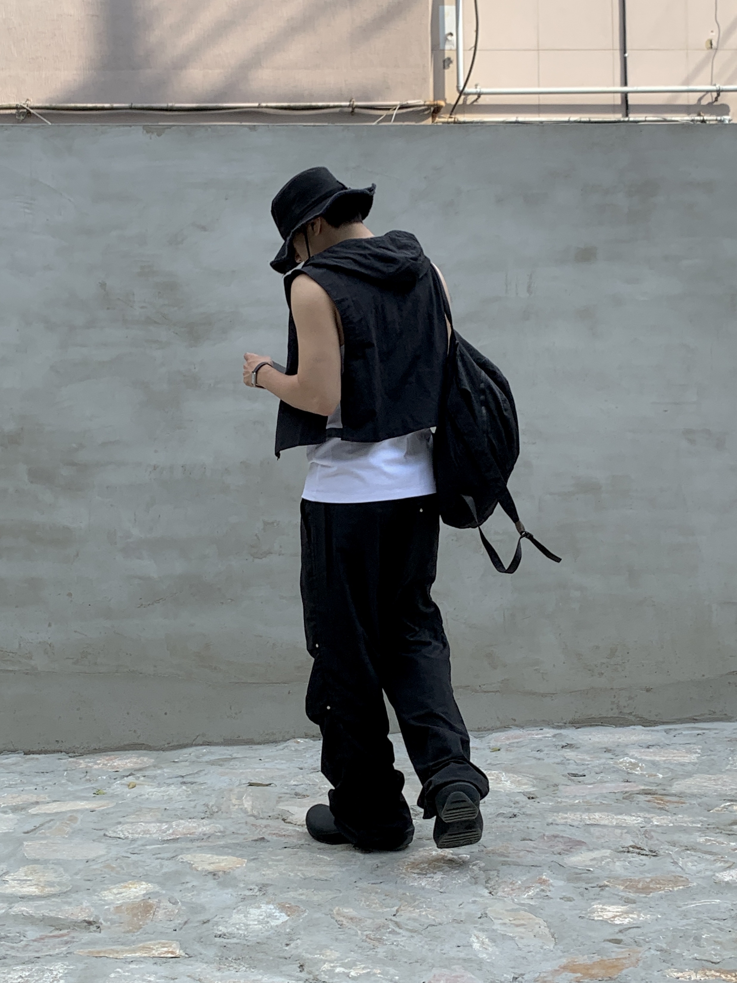 Jacquemus Le Bob Artichaut Bucket Hat Black, (W) Prada Ribbed Knit Jersey Tank Top White 착용 스타일 - 5