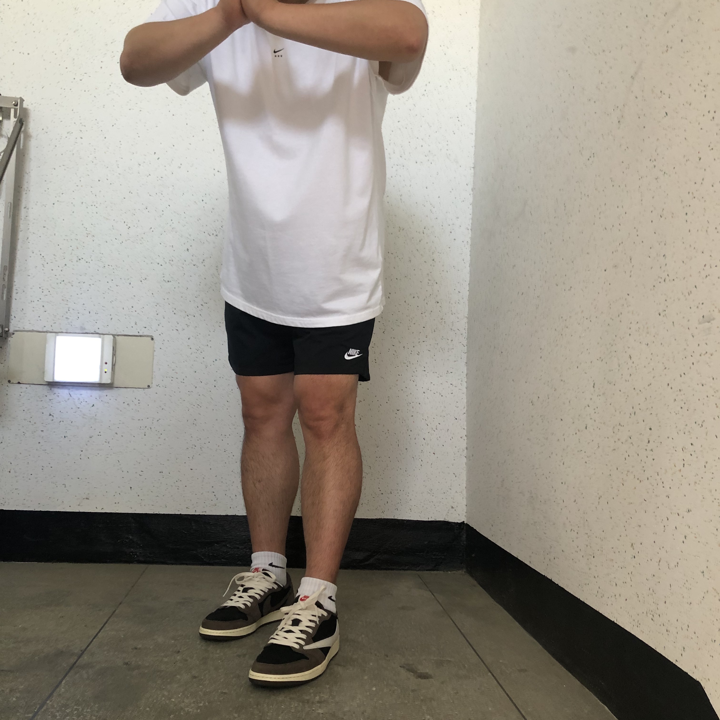 Jordan 1 x Travis Scott Retro Low OG SP Mocha, Nike x Matthew M Williams NRG SE S/S T-Shirt White 착용 스타일