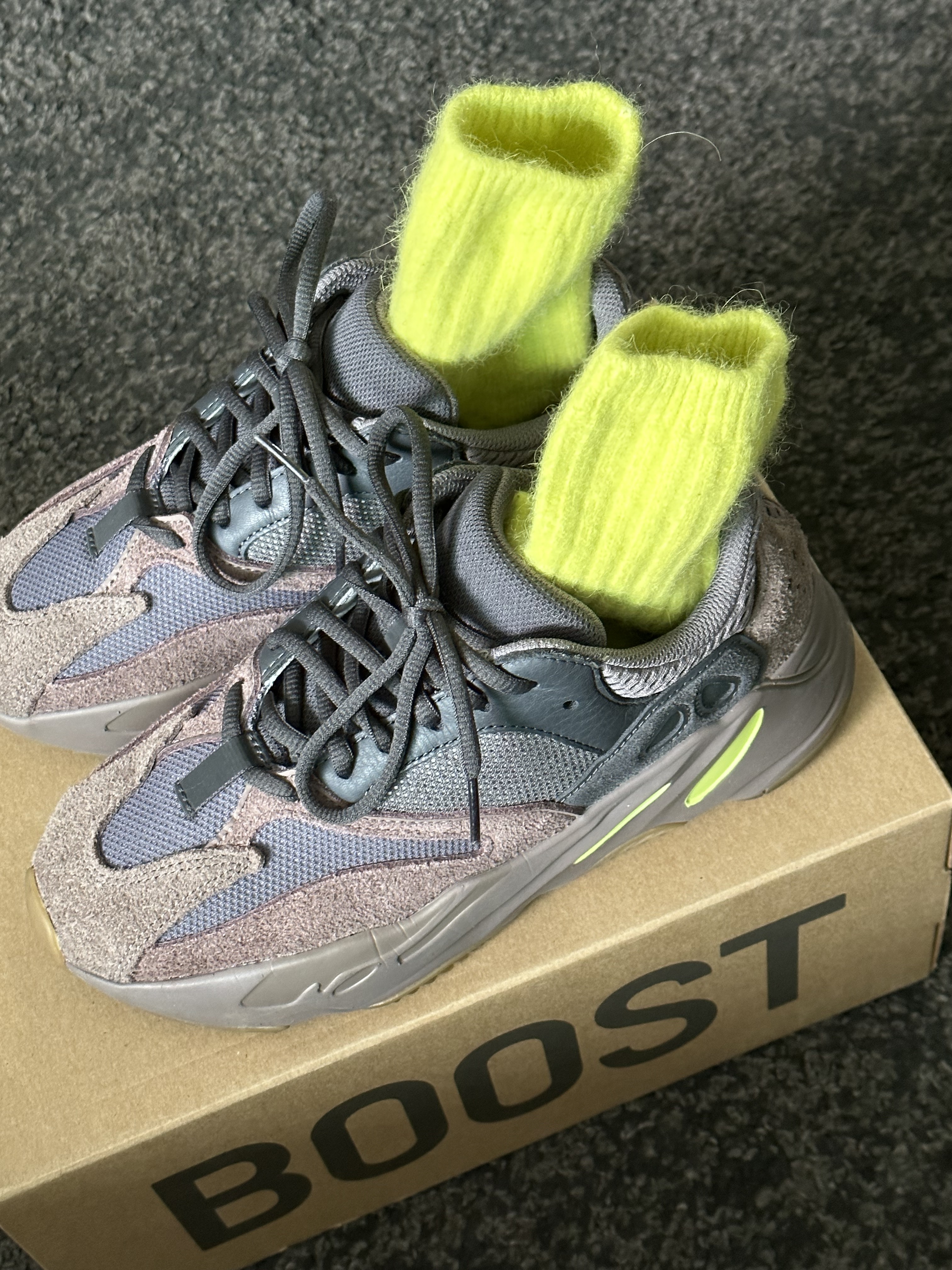 Adidas Yeezy Boost 700 Mauve 착용 스타일