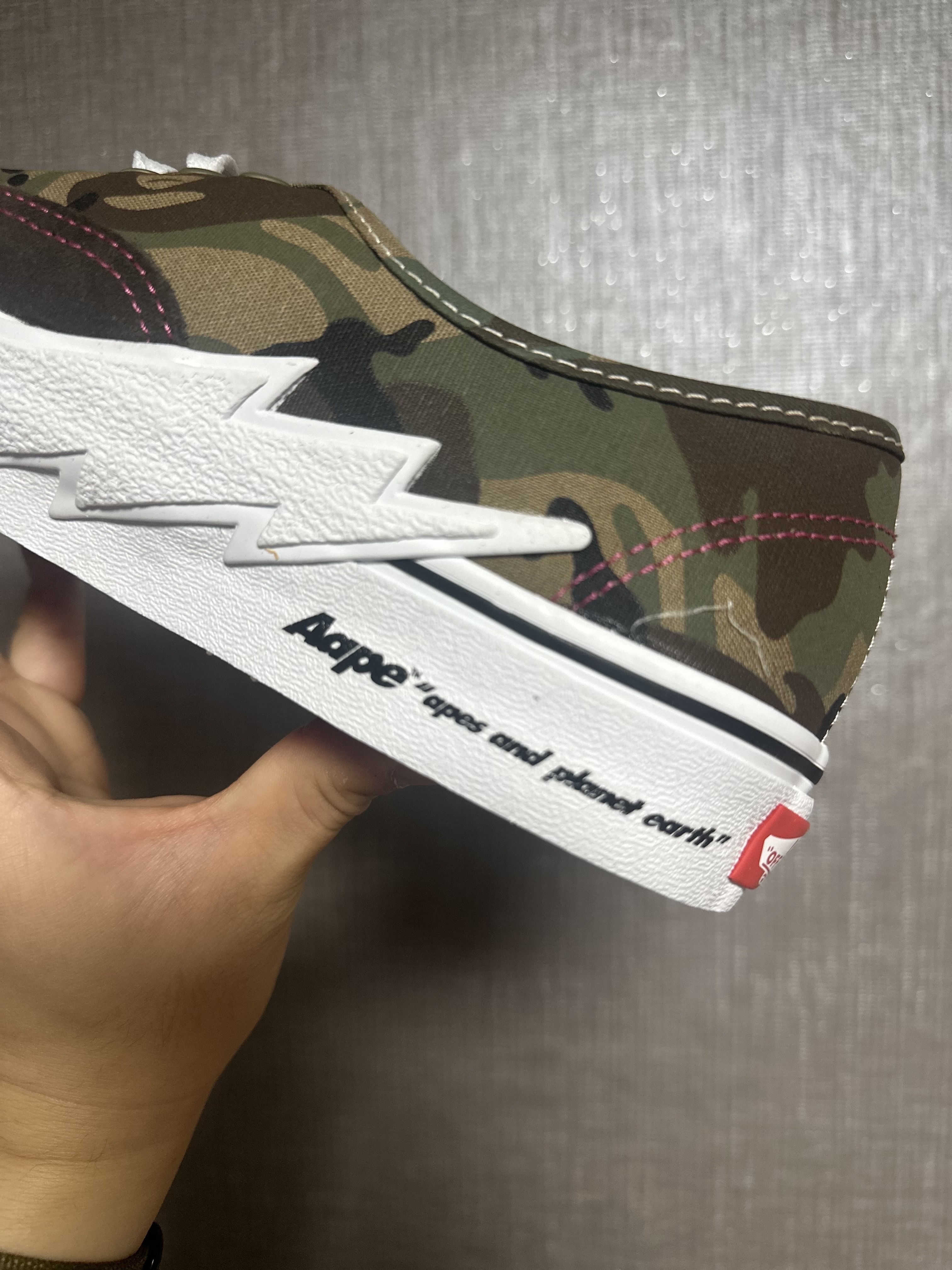 Vans x AAPE Authentic Bolt Khaki 착용 스타일 - 5