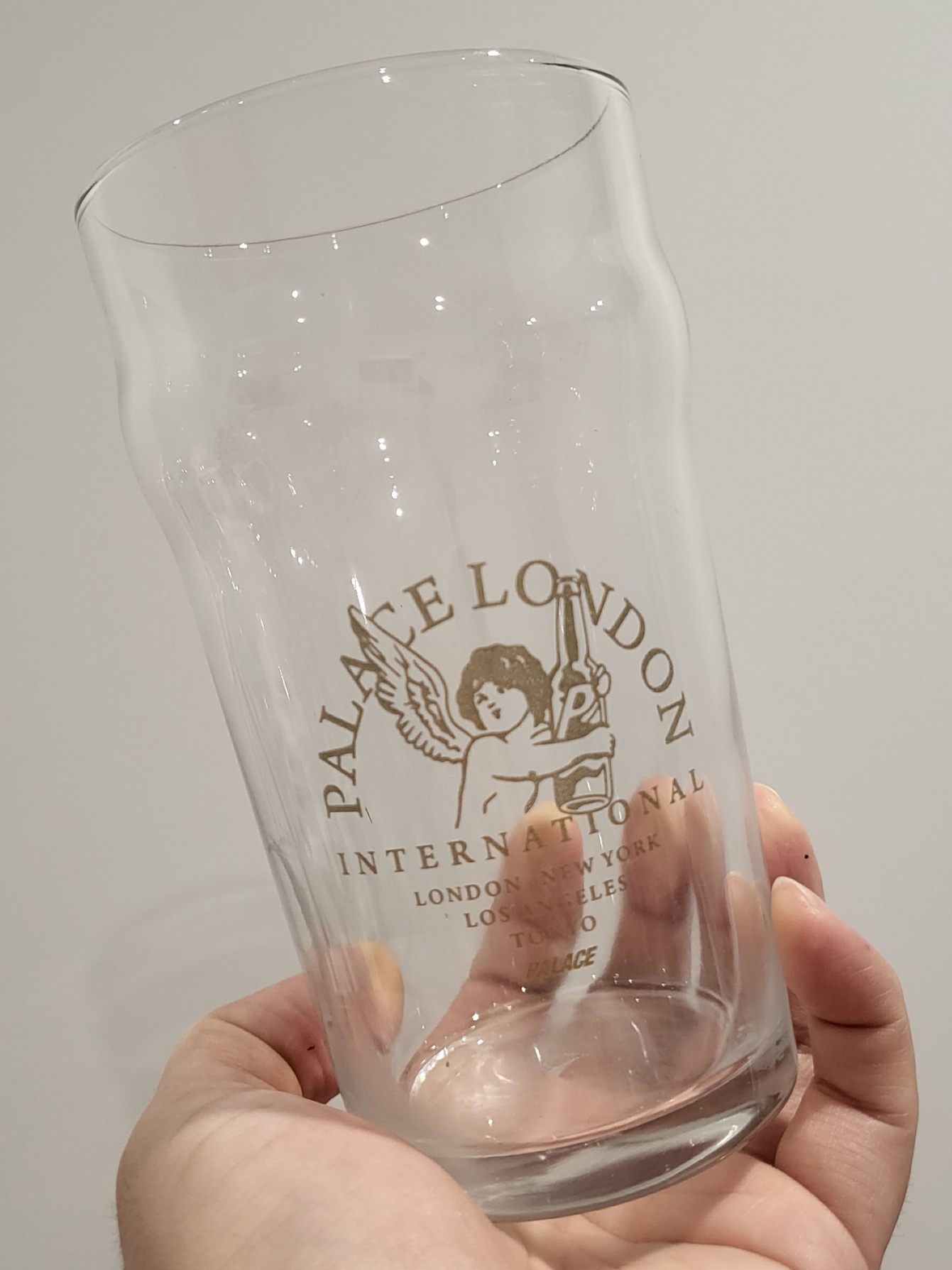Palace International Pint Glass Clear - 23FW 착용 스타일