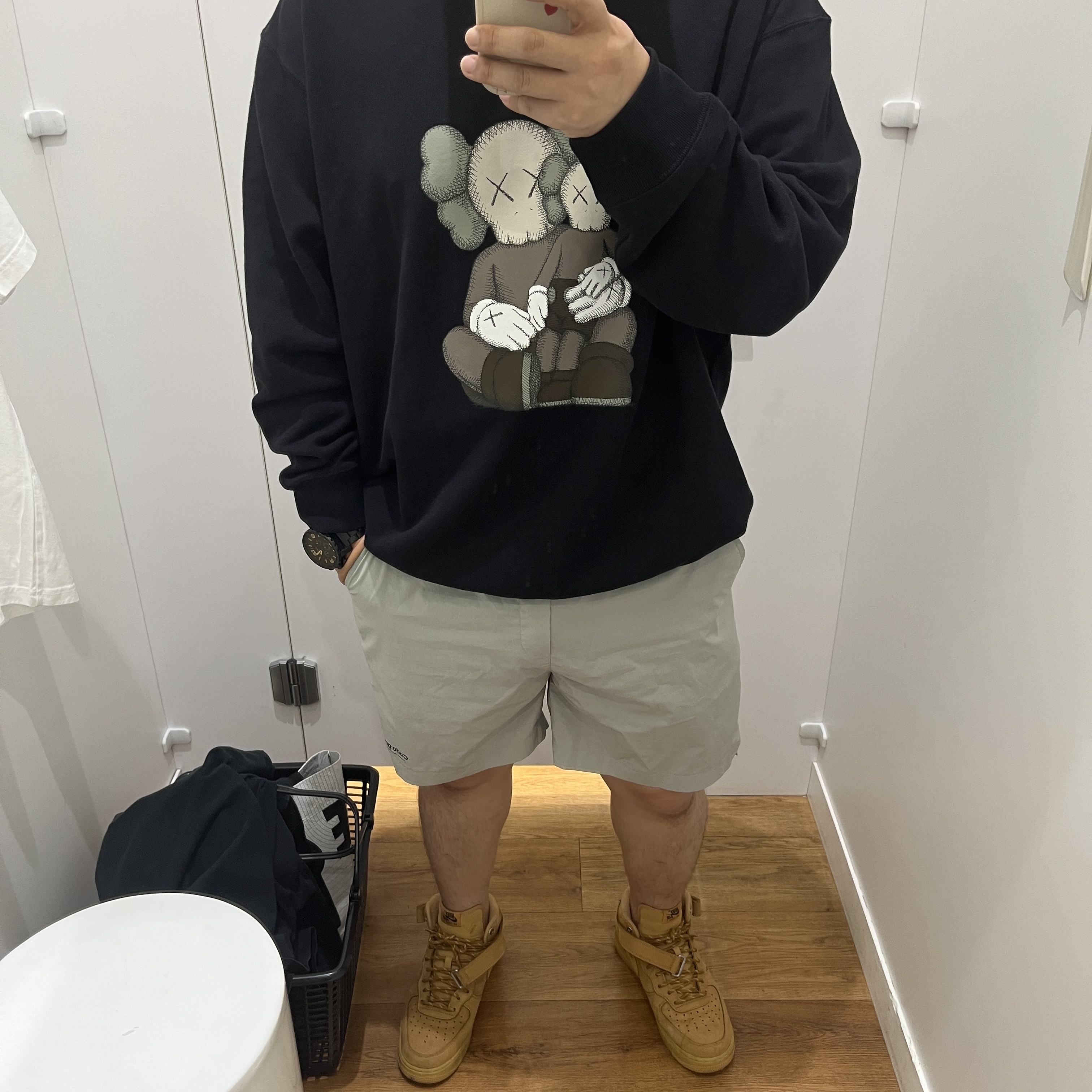 Uniqlo UT x Kaws Long Sleeve Sweatshirt Black, Nike Air Force 1 Mid '07 WB Flax 착용 스타일 - 1