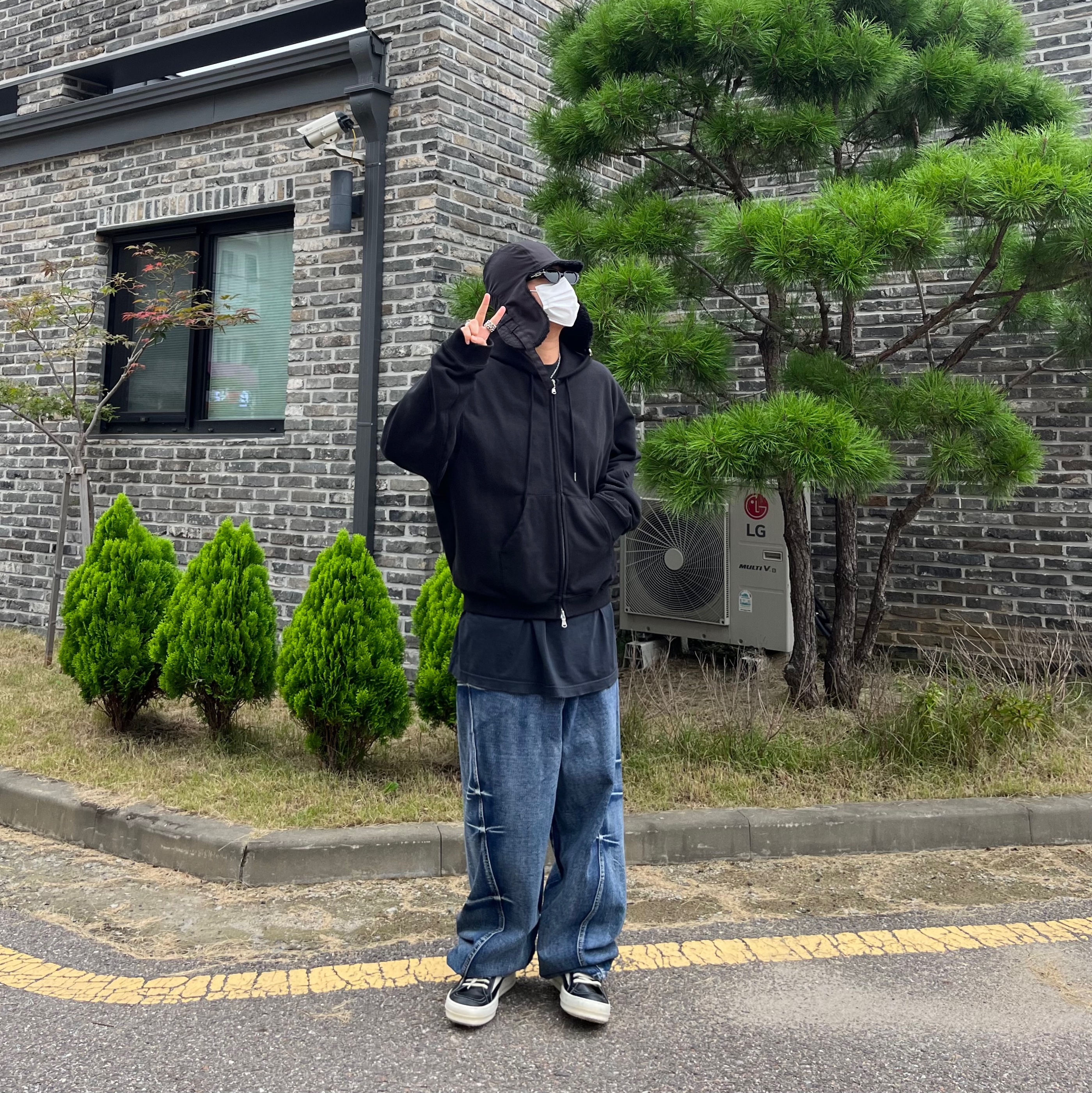 Rick Owens Luxor Vintage Sneakers Black Milk 착용 스타일 - 1