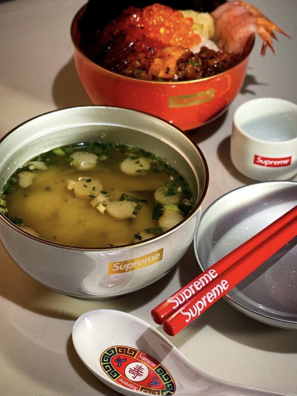 Supreme Zoni Glitter Bowl Silver - 23FW, Supreme Zoni Glitter Bowl Red - 23FW 착용 스타일