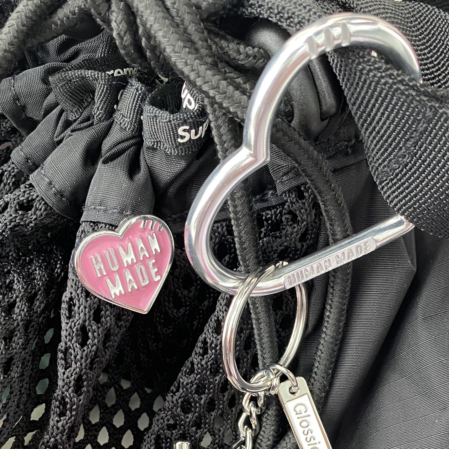 Glossier Cell Phone Keychain - LA Exclusive, Human Made Heart Carabiner Silver 착용 스타일 - 3