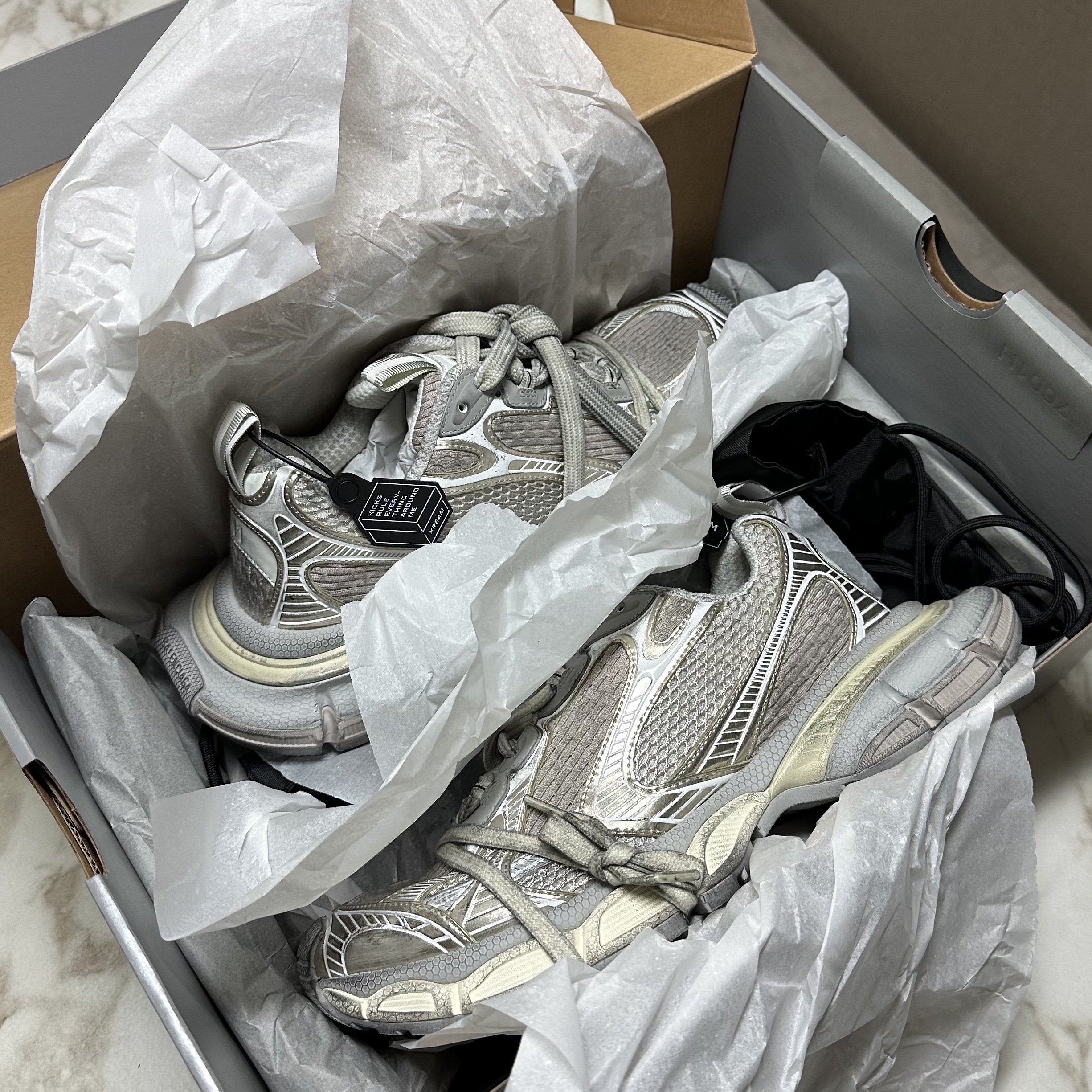 Balenciaga 3XL Sneakers Light Beige 착용 스타일