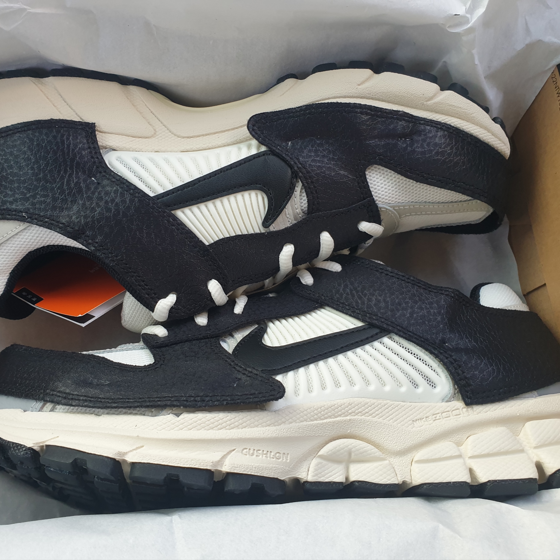 (W) Nike Zoom Vomero 5 Wolf Grey and Black 착용 스타일