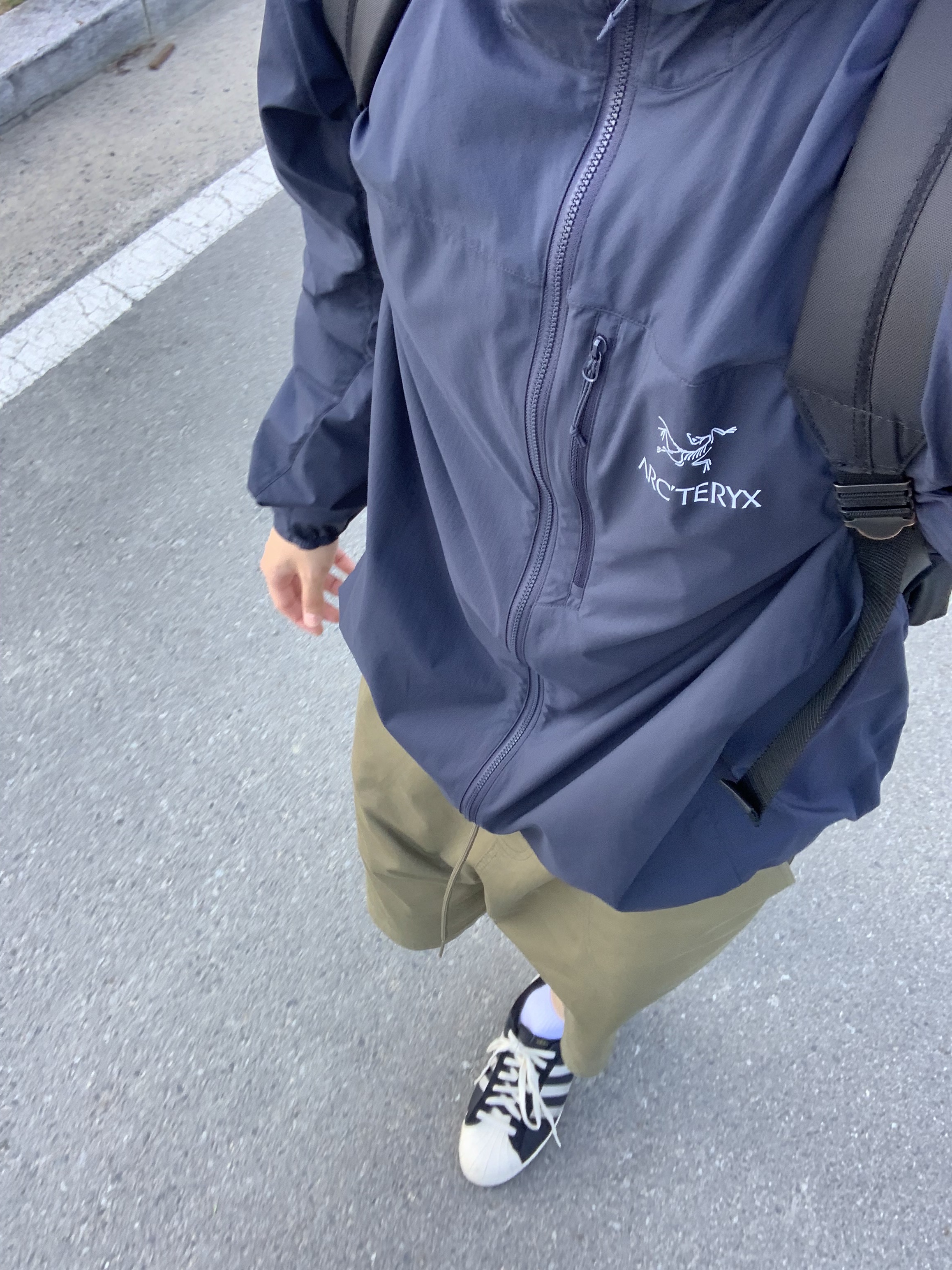 Arc'teryx Squamish Hoody Black Sapphire, Adidas Superstar 82 Black White 착용 스타일 - 2