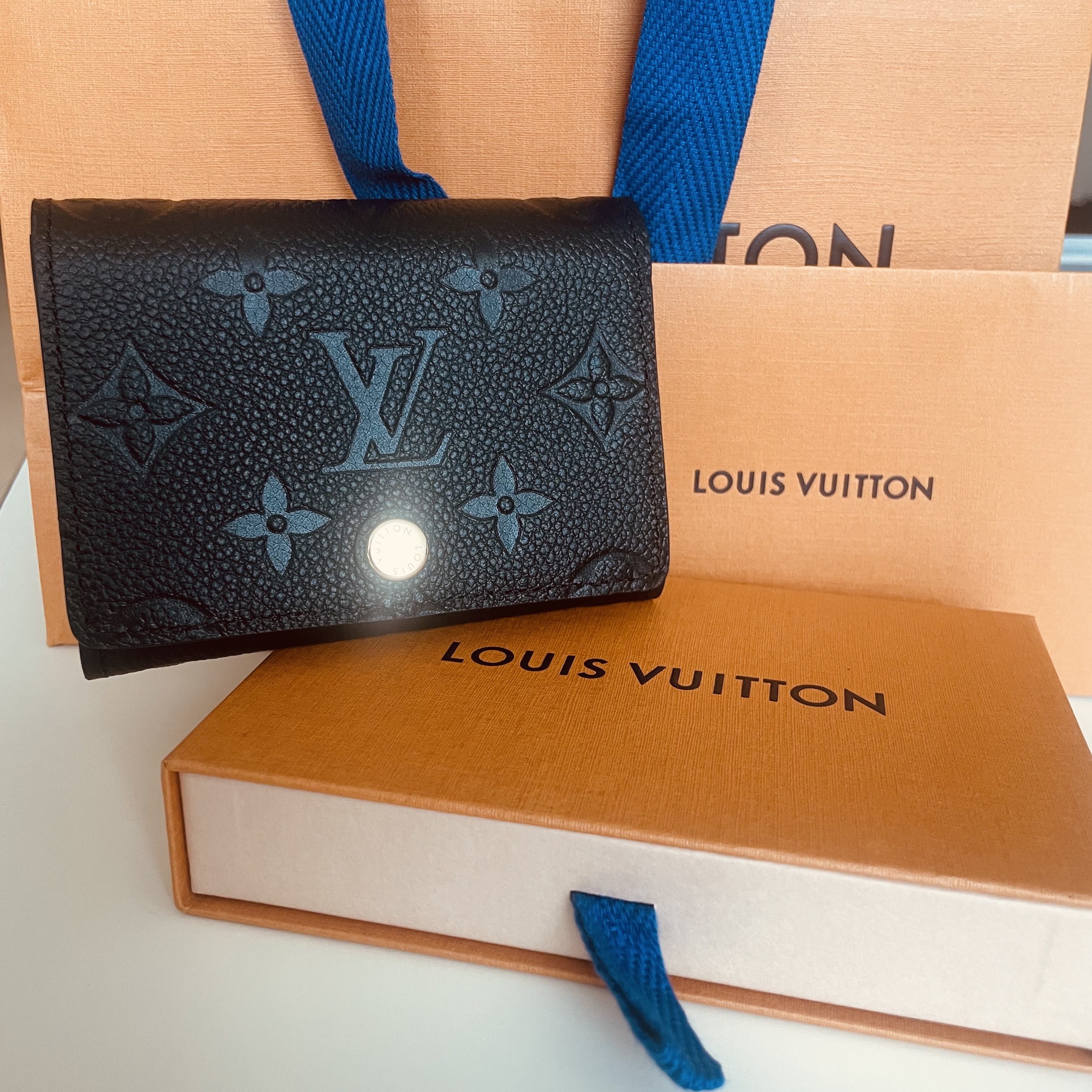 Louis Vuitton Business Card Holder Monogram Embossed Leather Black 착용 스타일