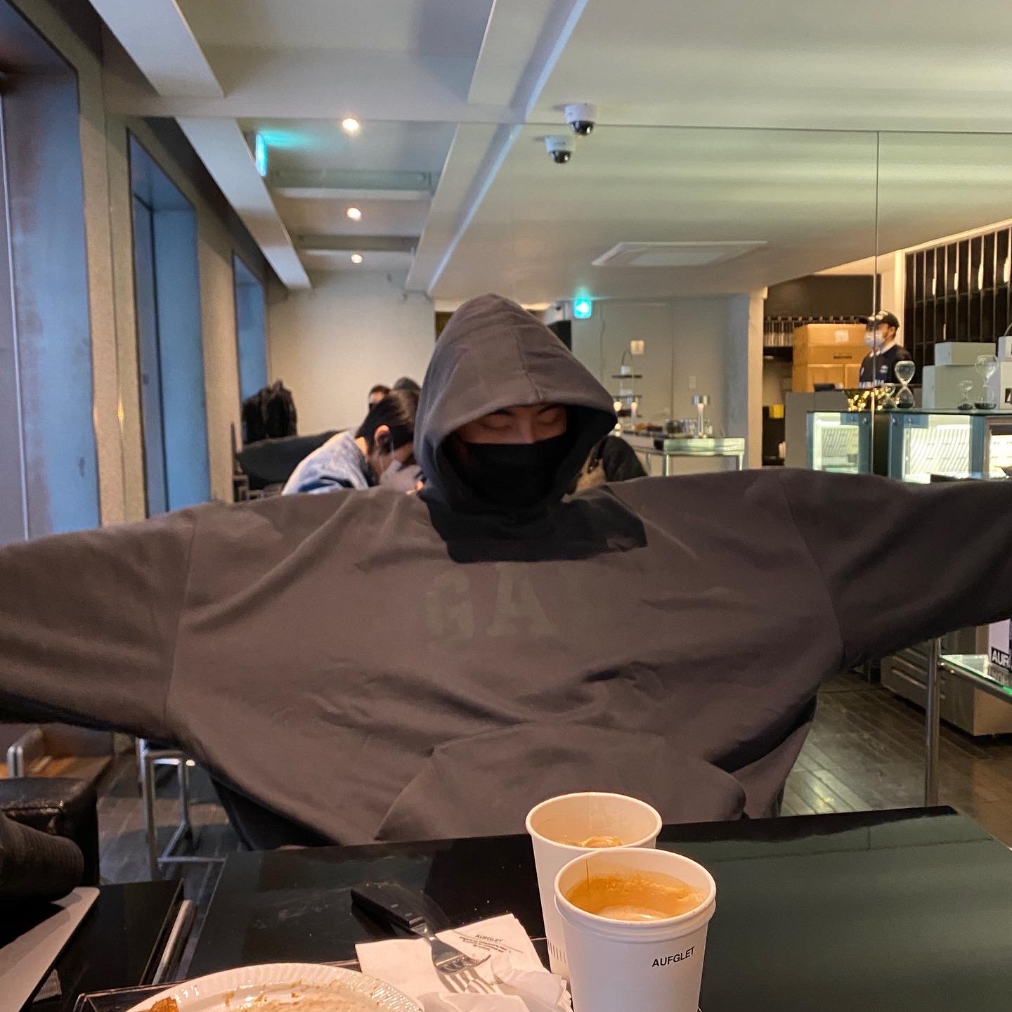Yeezy Gap Engineered By Balenciaga Dove Hoodie Black 착용 스타일 - 4