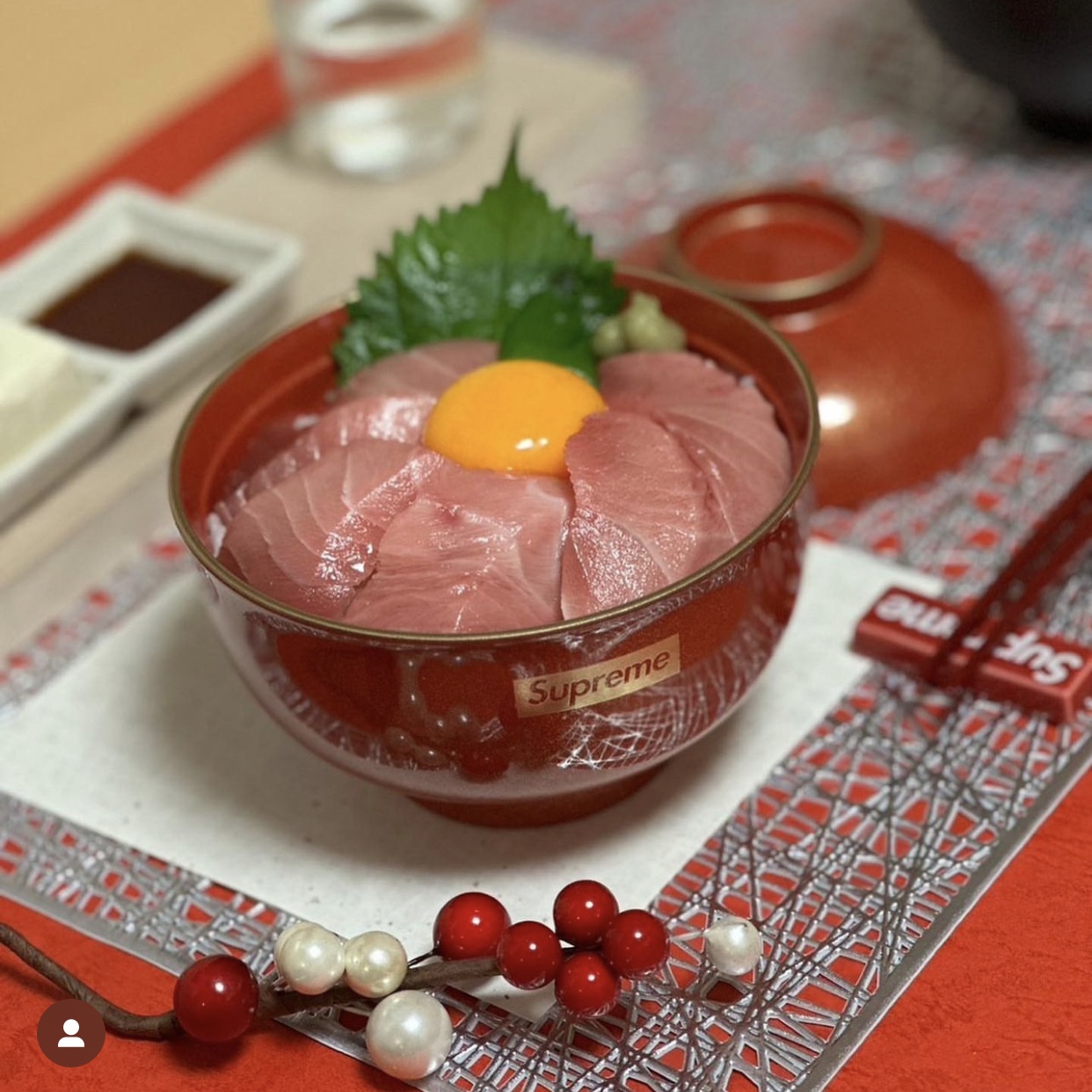 Supreme Zoni Glitter Bowl Red - 23FW, Supreme Chopstick Set Red - 23FW 착용 스타일