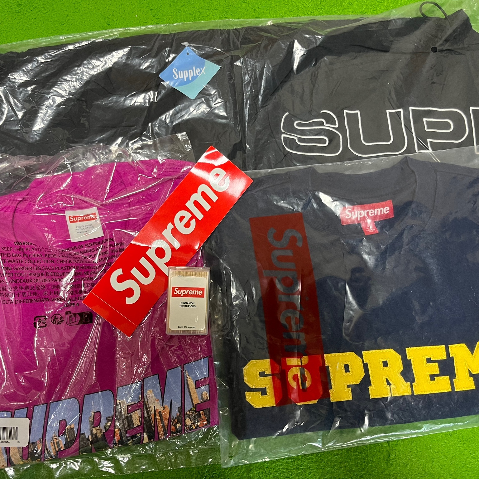 Supreme Gotham T-Shirt Magenta - 23FW, Supreme Collegiate S/S Top Navy - 23FW 착용 스타일