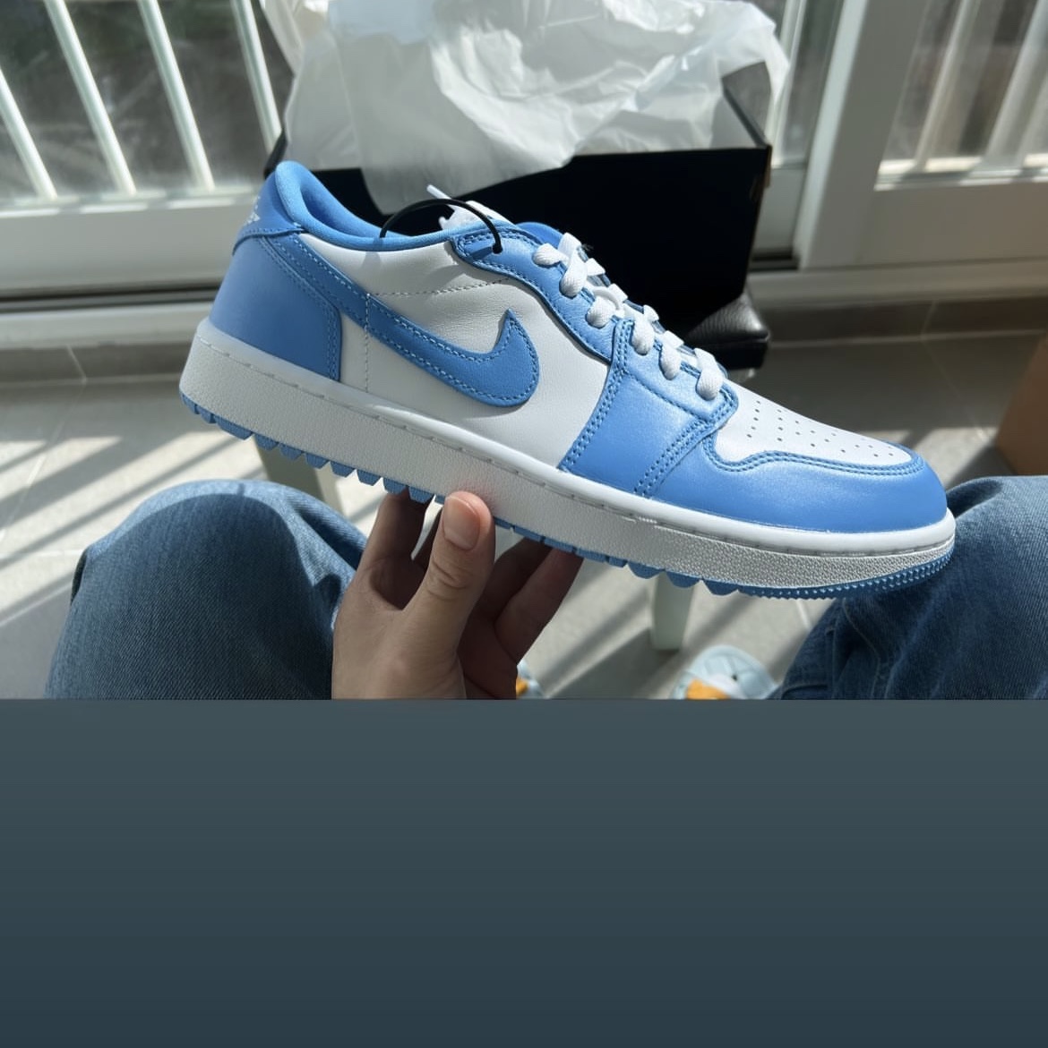 Jordan 1 Low Golf White and University Blue 착용 스타일