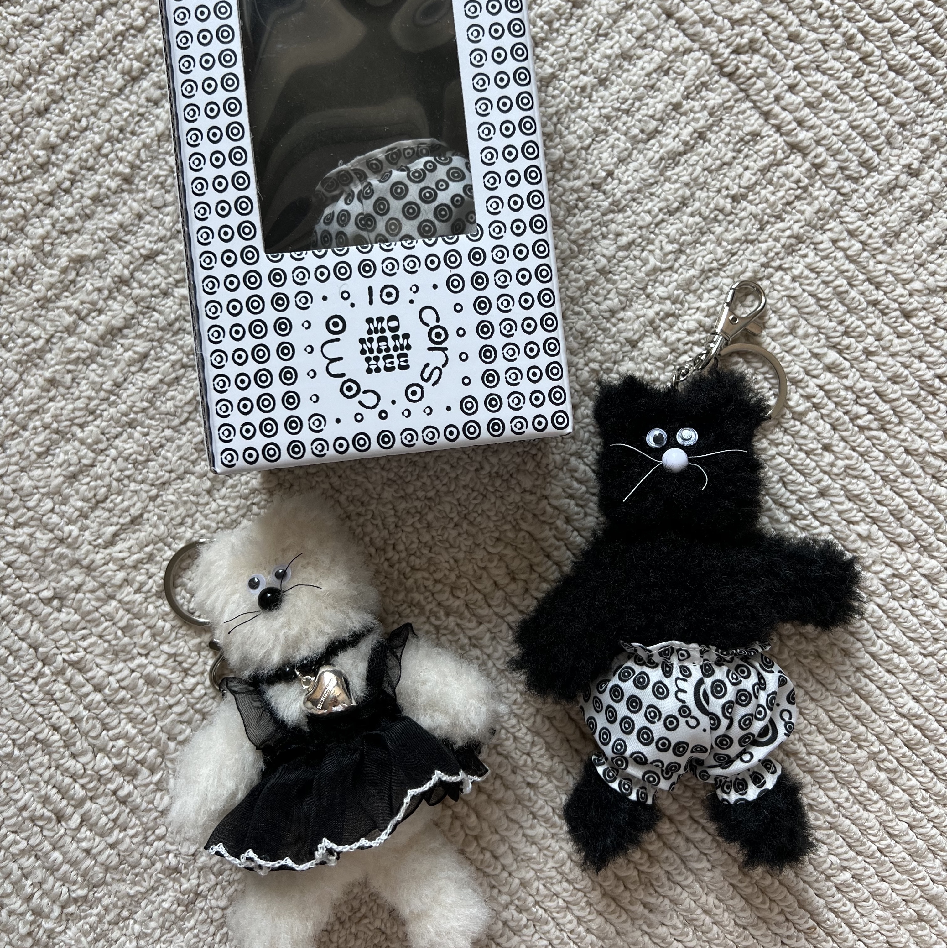 [KREAM 단독] Monamhee Creami Keyring Cream, Monamhee x 10 Corso Como Bianco Keyring Black 착용 스타일