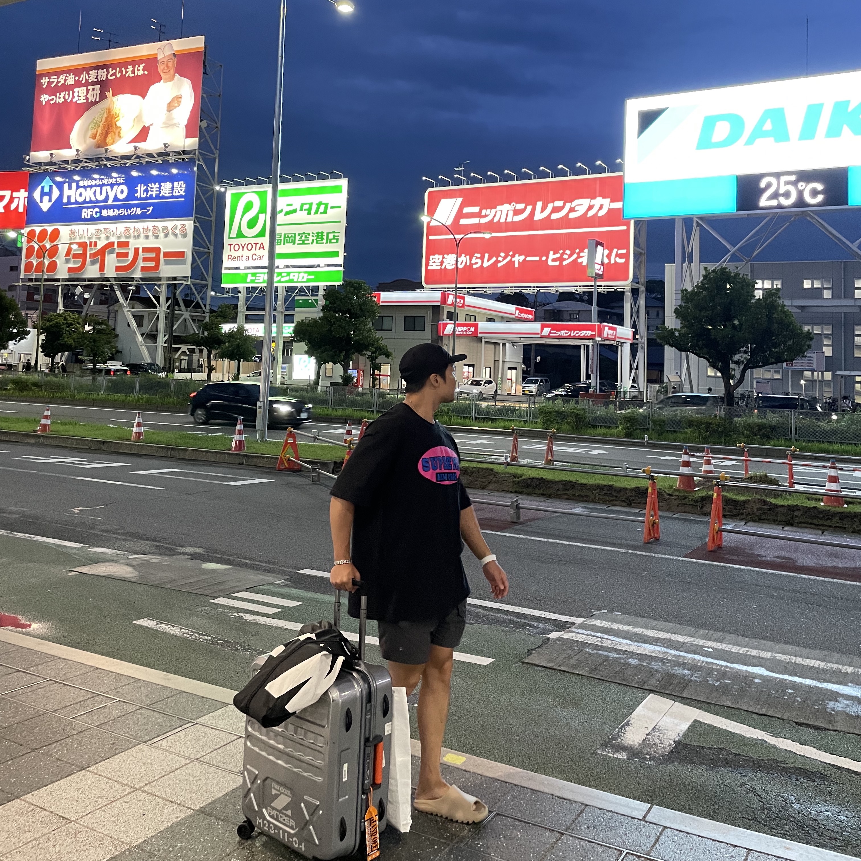Supreme New York T-Shirt Black - 23SS, Adidas Yeezy Slide Pure - Re-Release Ver. 착용 스타일