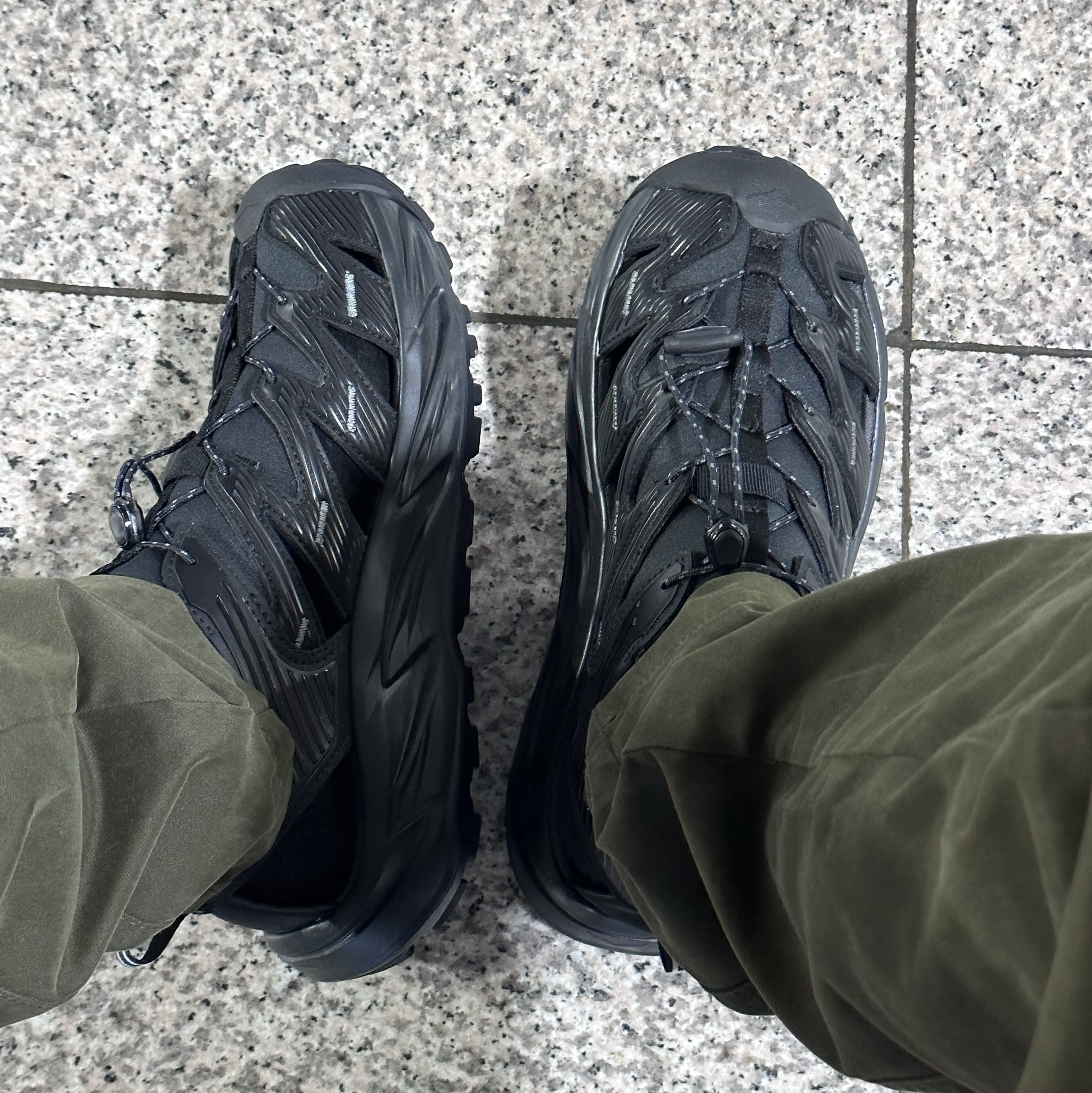 Hoka Hopara Black 착용 스타일