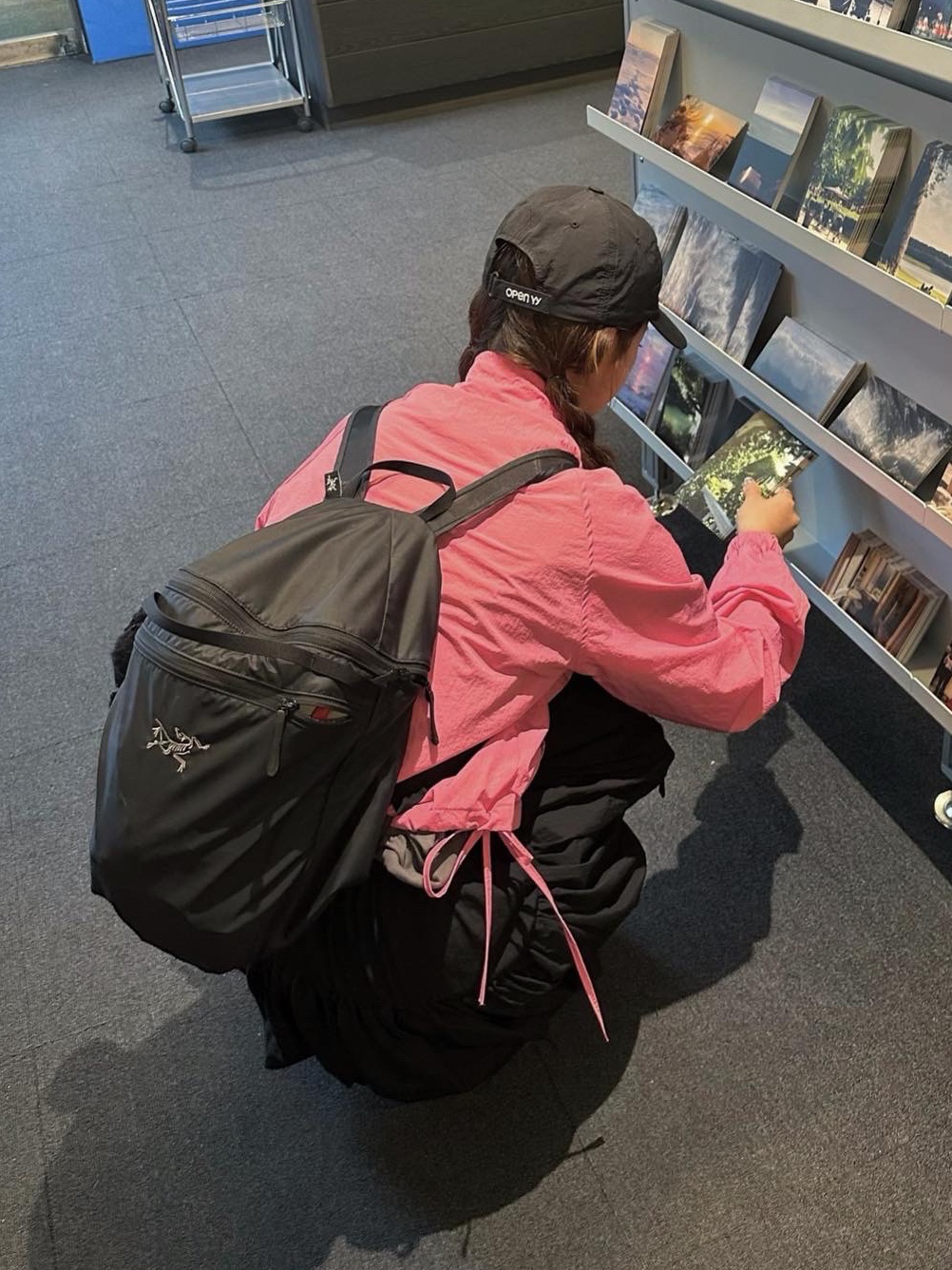 Arc'teryx Heliad 15 Backpack Black, Open Yy Black Rabbit Keychain Black 착용 스타일 - 2