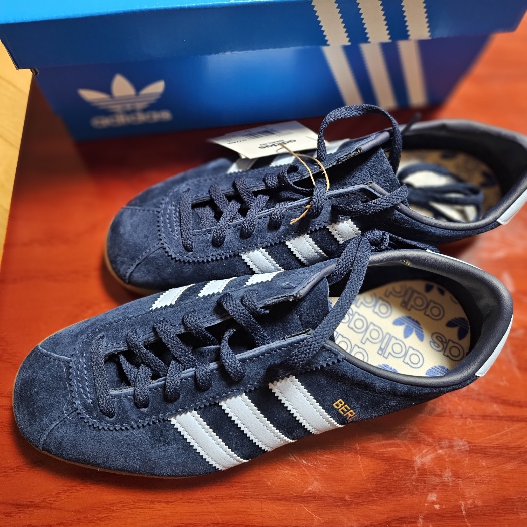 Adidas Berlin Collegiate Navy Pantone 착용 스타일