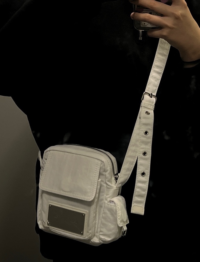 Matin Kim Cargo Cross Mini Bag White 착용 스타일