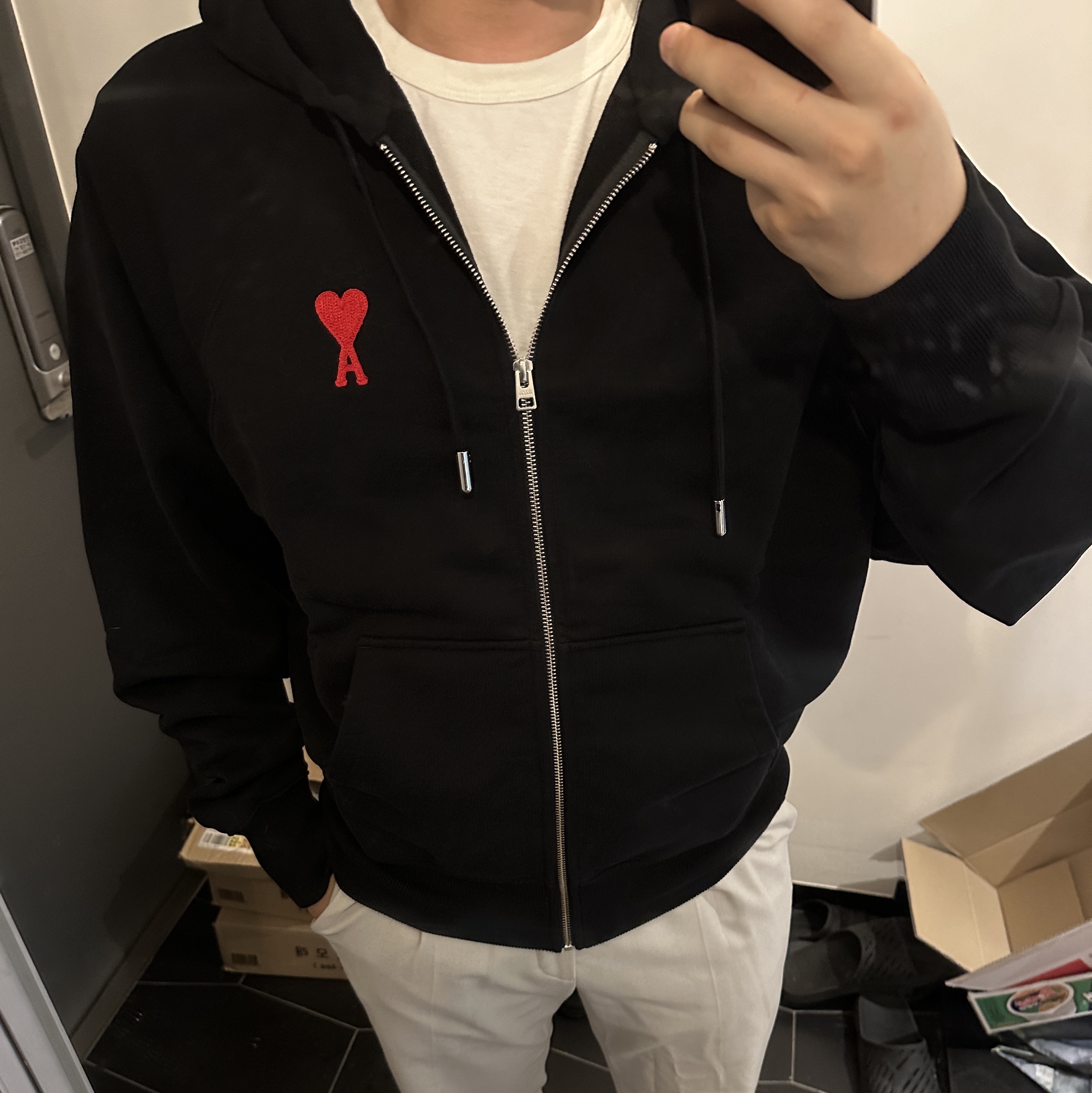 AMI de Coeur Zipped Hoodie Black 착용 스타일 - 2