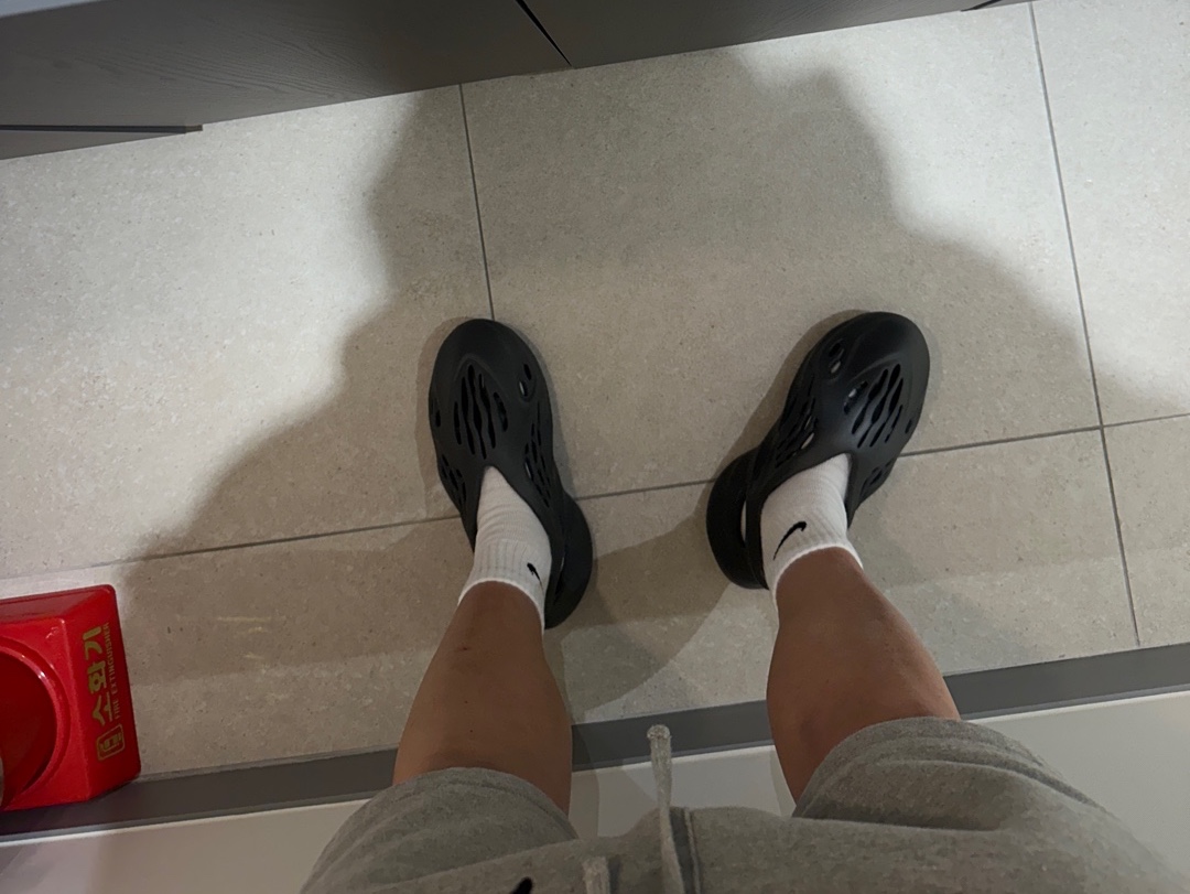 Adidas Yeezy Foam RNNR Carbon 착용 스타일