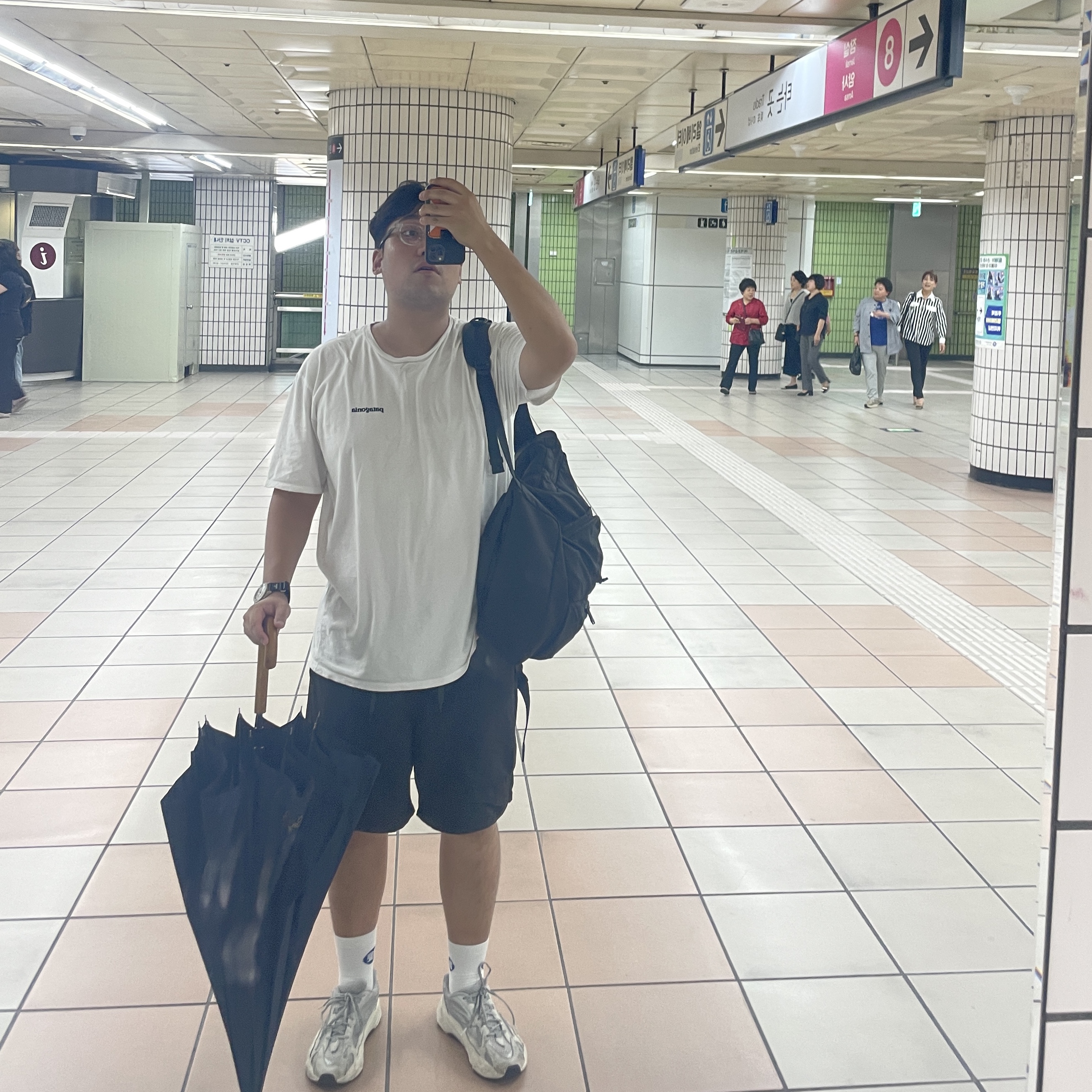 Adidas Yeezy Boost 700 V2 Static 2022, Gentle Monster x Maison Margiela MM009S Clear Black Gradient 착용 스타일