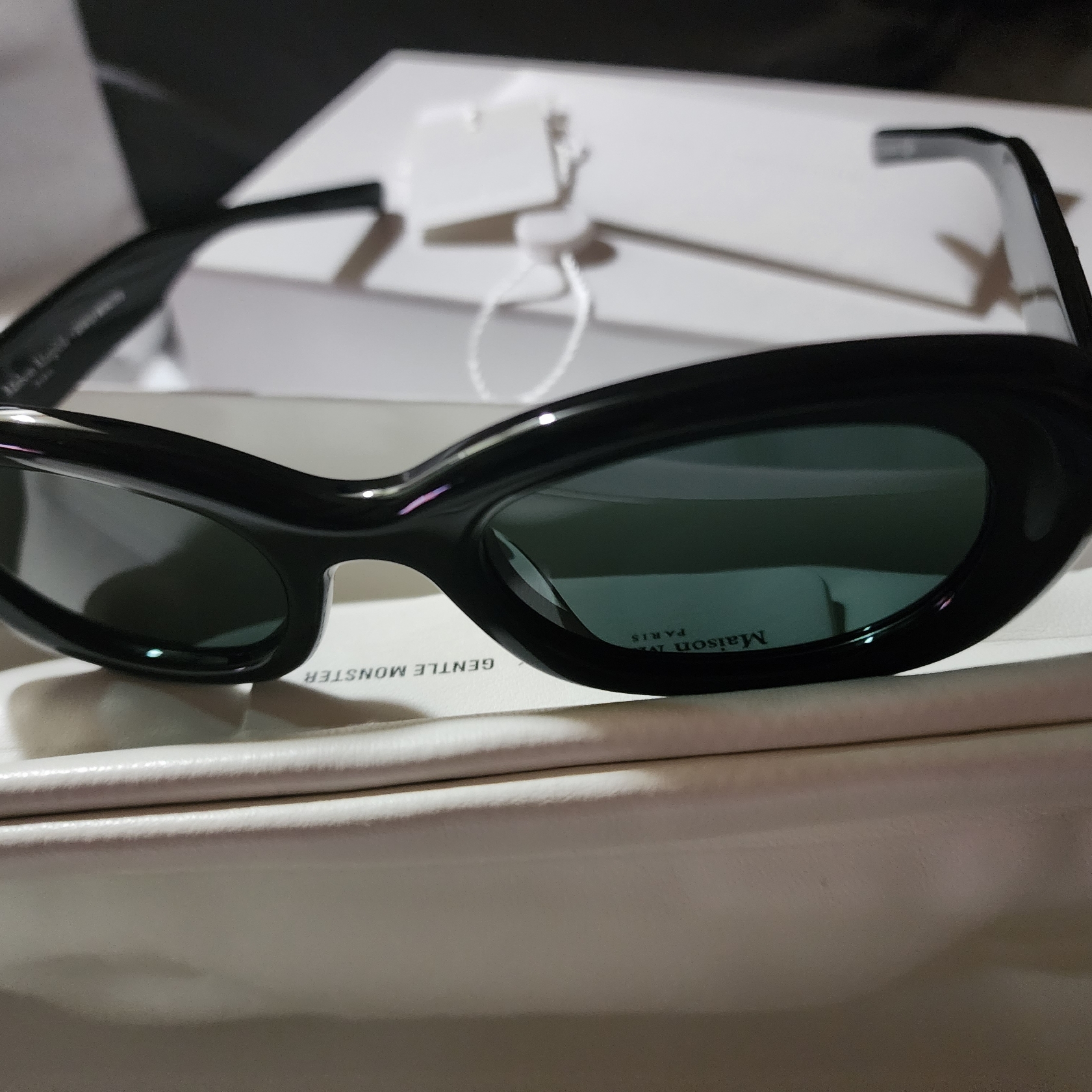 Gentle Monster x Maison Margiela MM004 Black Black 착용 스타일 - 2