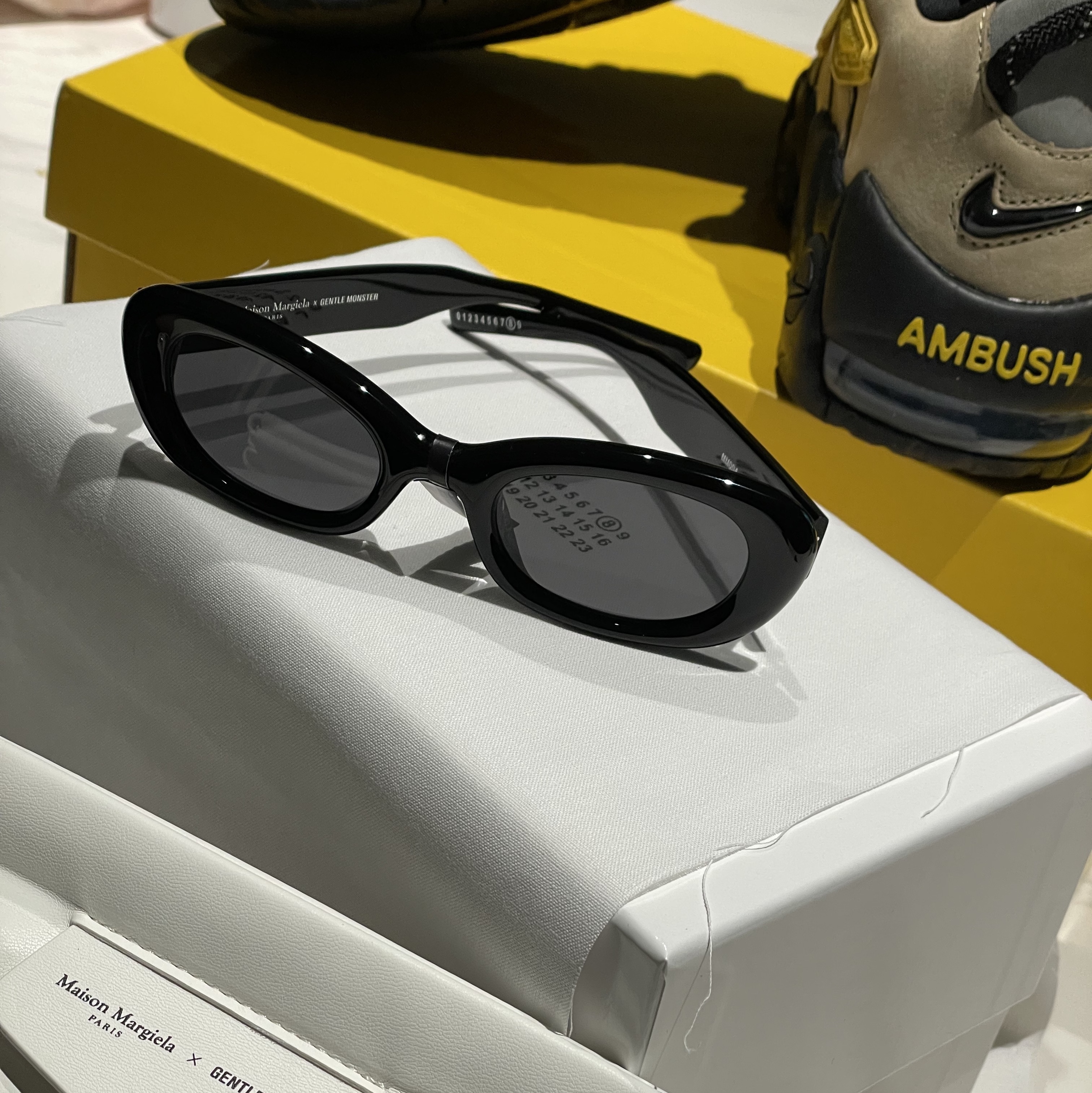 Nike x Ambush Air More Uptempo Low Vivid Sulfur and Limestone, Gentle Monster x Maison Margiela MM004 Black Black 착용 스타일 - 4