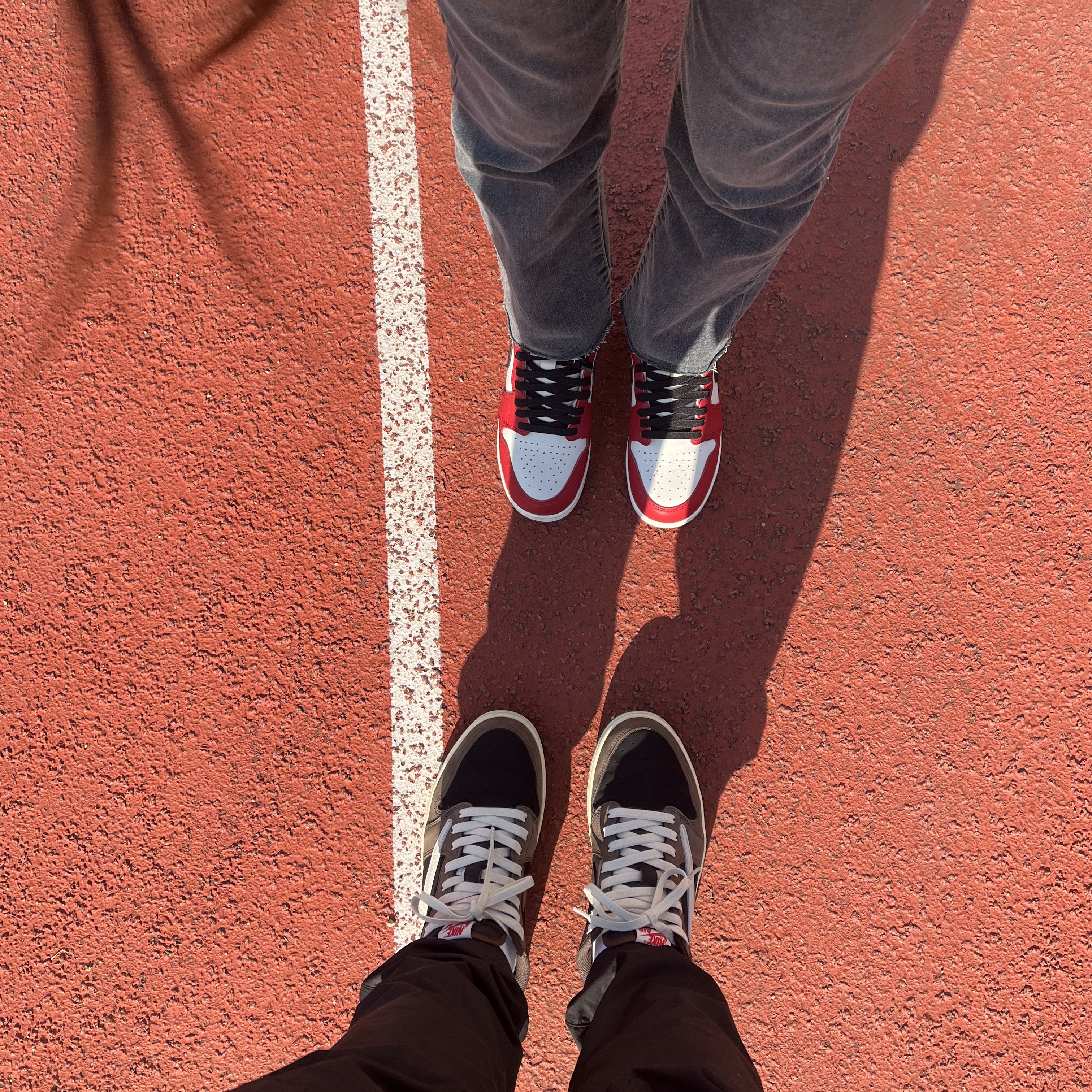 Jordan 1 x Travis Scott Retro Low OG SP Mocha, (GS) Jordan 1 Retro High OG Chicago 2022 착용 스타일