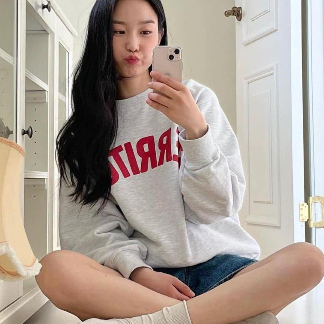 Maison Kitsune Swing Fox Pullover Sweater Grey Melange, AMI de Coeur Sweatshirt Heather Grey 착용 스타일 - 4
