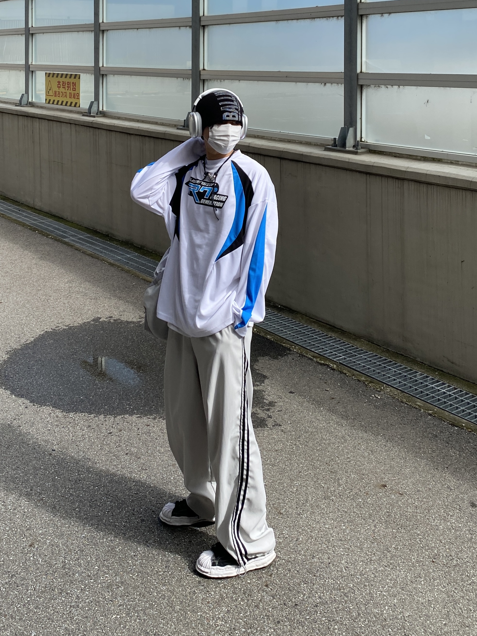 Apple AirPods Max Lightning Silver (Korean Ver.), Maison Mihara Yasuhiro Blakey OG Sole Leather Low-top Sneakers Black 착용 스타일 - 3