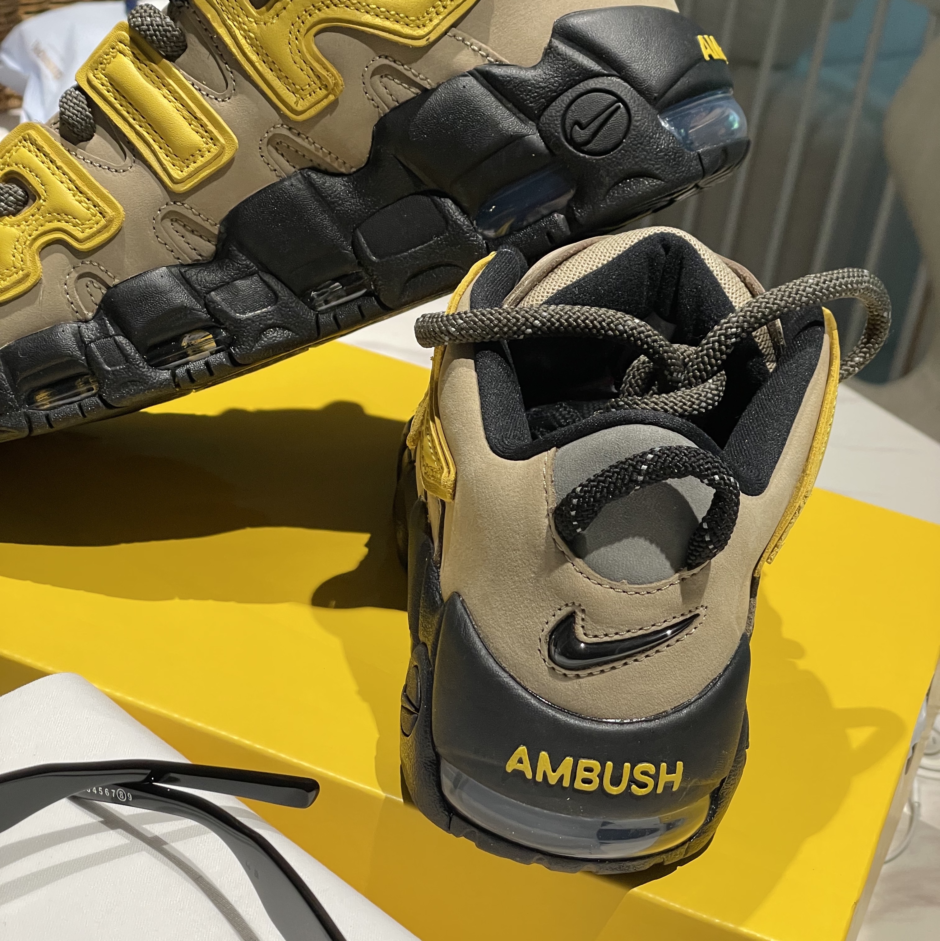 Nike x Ambush Air More Uptempo Low Vivid Sulfur and Limestone, Gentle Monster x Maison Margiela MM004 Black Black 착용 스타일 - 3
