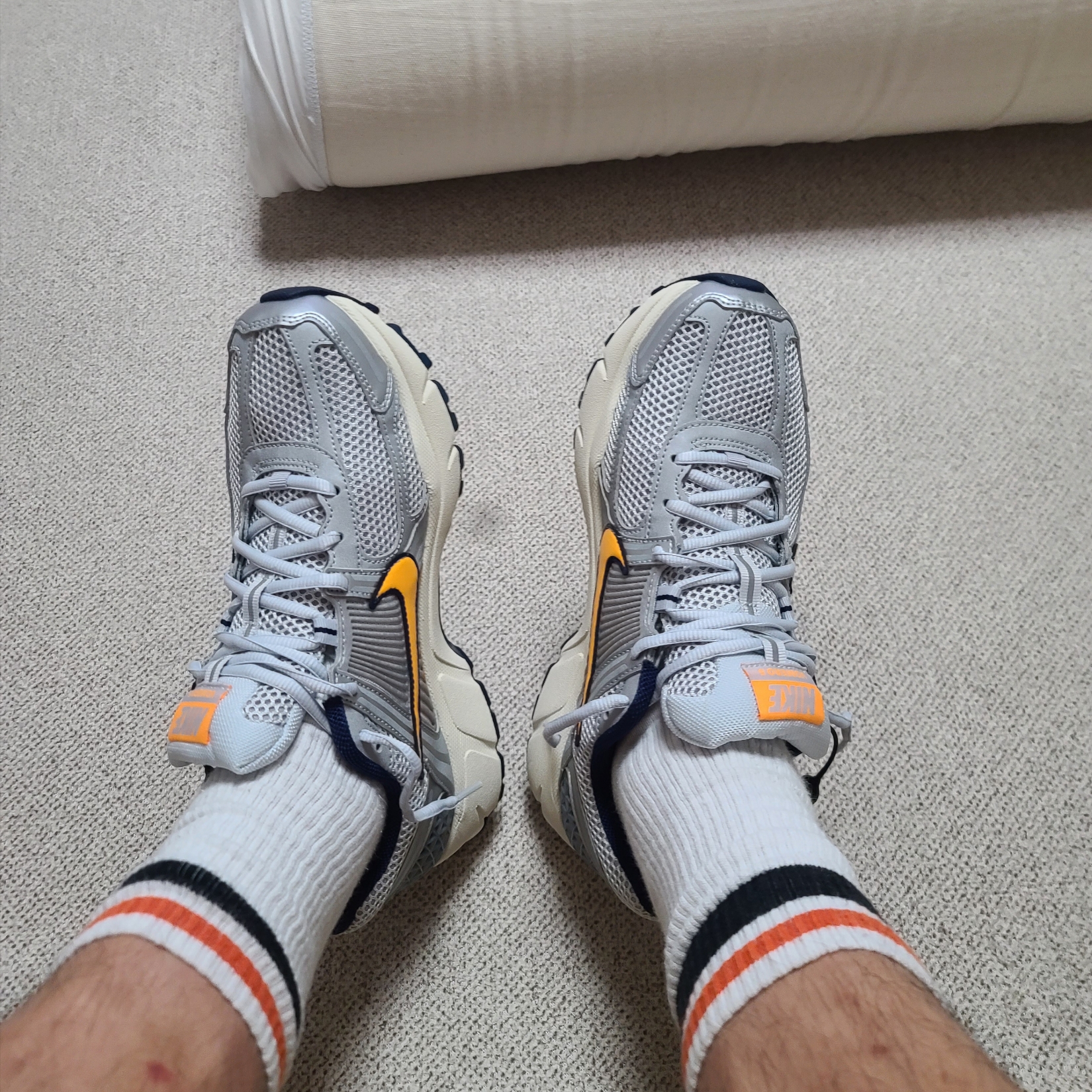 Nike Zoom Vomero 5 Pure Platinum and Laser Orange 착용 스타일 - 1
