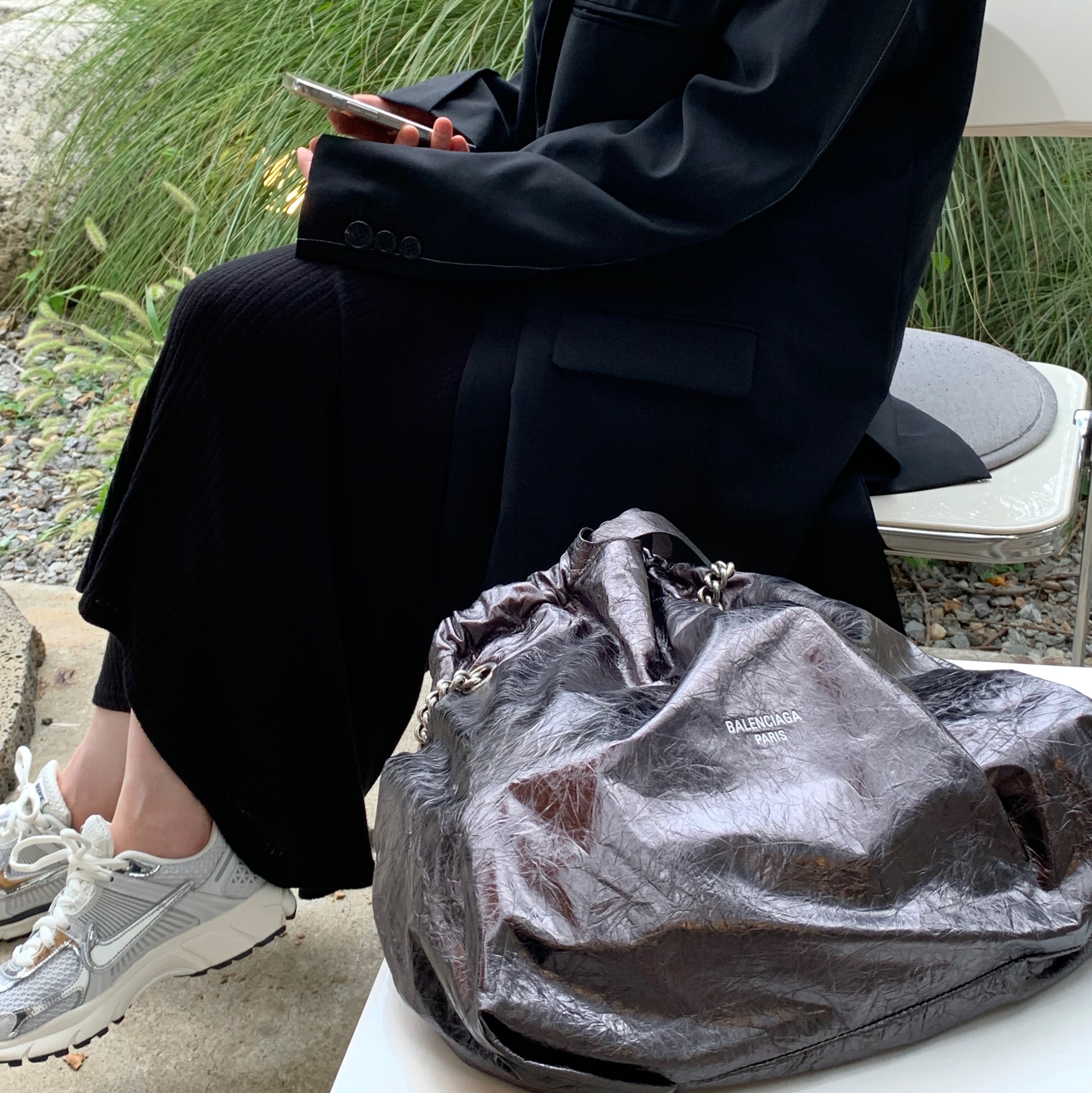 (W) Nike Zoom Vomero 5 Photon Dust and Metallic Silver, Balenciaga Crush Medium Tote Bag Black 착용 스타일 - 2