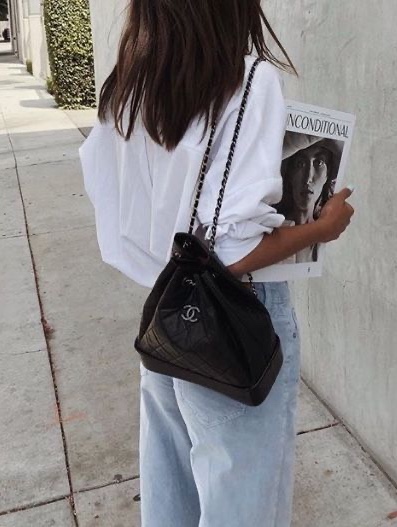 Chanel Small Gabrielle Backpack Aged Calfskin & Gold Silver Black, Chanel Small Gabrielle Backpack Aged Calfskin & Gold Silver White Black 착용 스타일 - 3