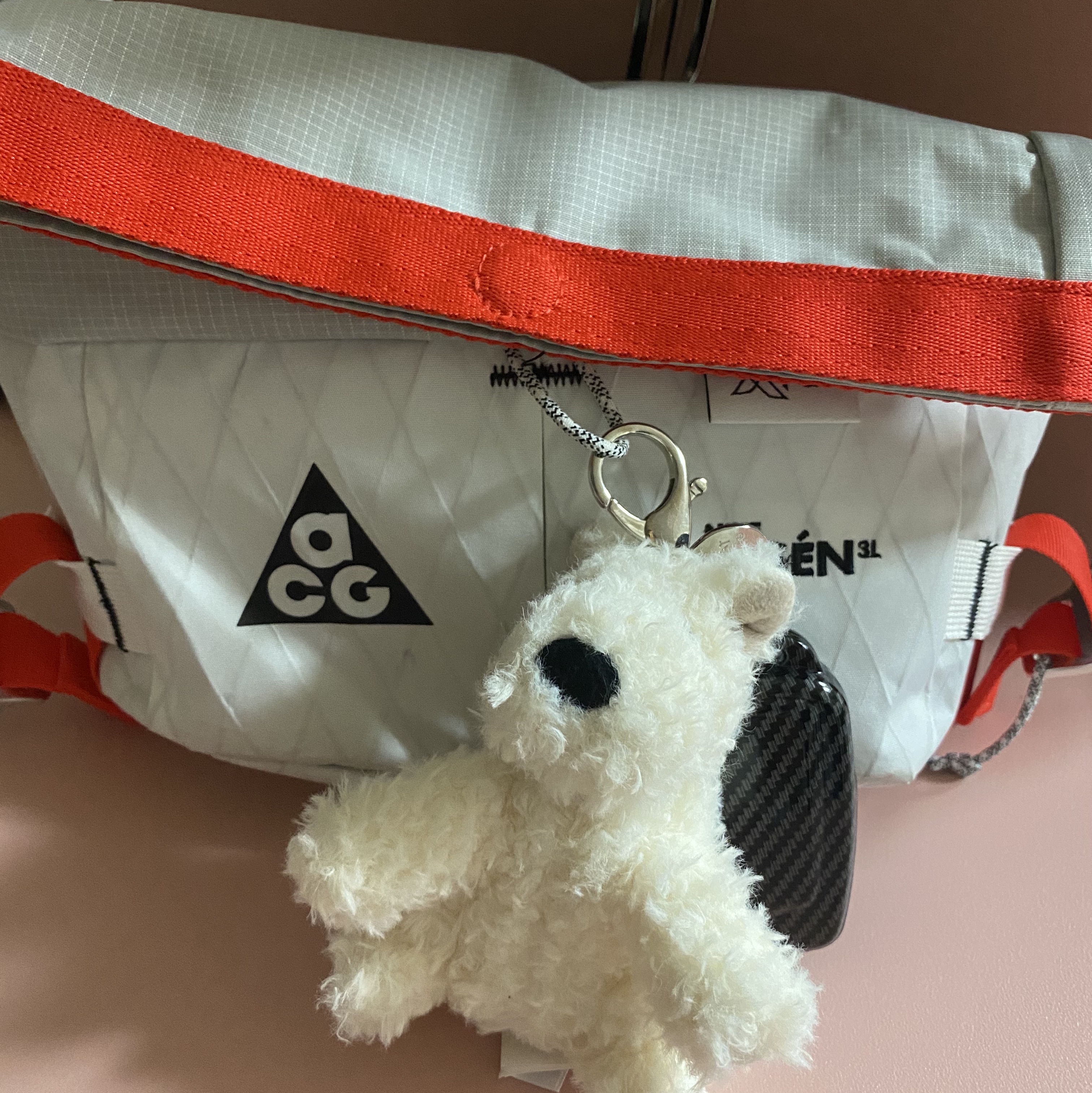 Jellycat Munro Scottie Dog Bag Charm Cream, Nike ACG Aisen Penny Pack 3L White Photon Dust 착용 스타일
