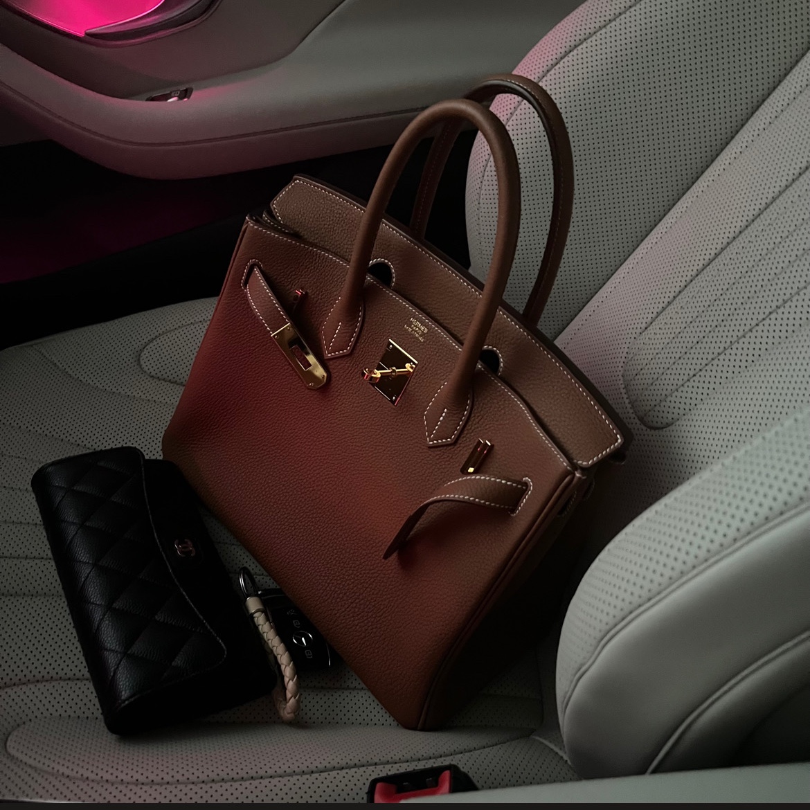 Hermes Birkin 25 Bag Togo & Gold, Chanel Classic Long Flap Wallet Grained Calfskin & Gold Black 착용 스타일