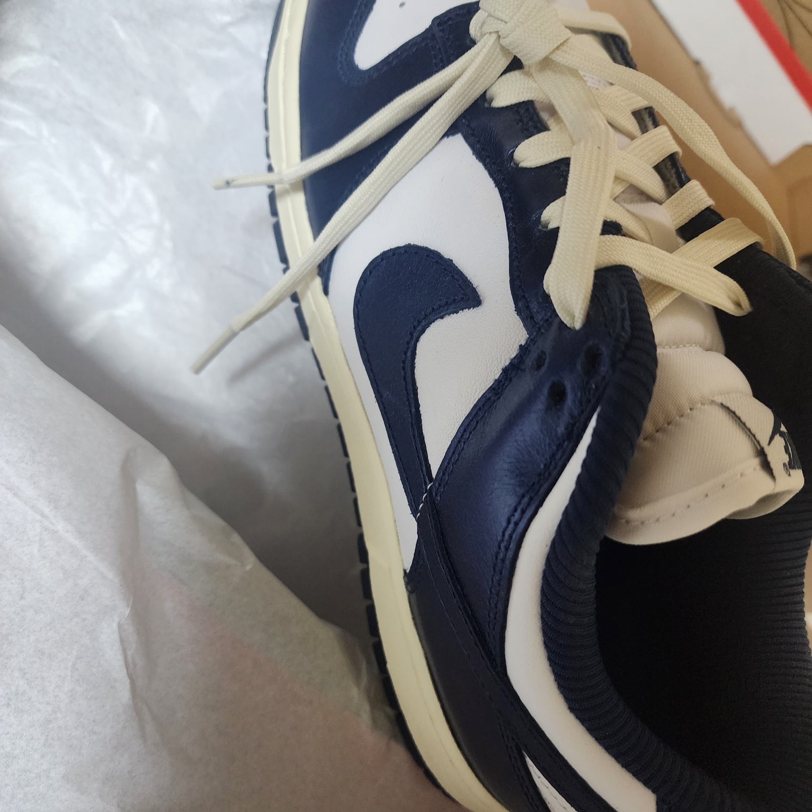 (W) Nike Dunk Low PRM Midnight Navy and White 착용 스타일 - 2