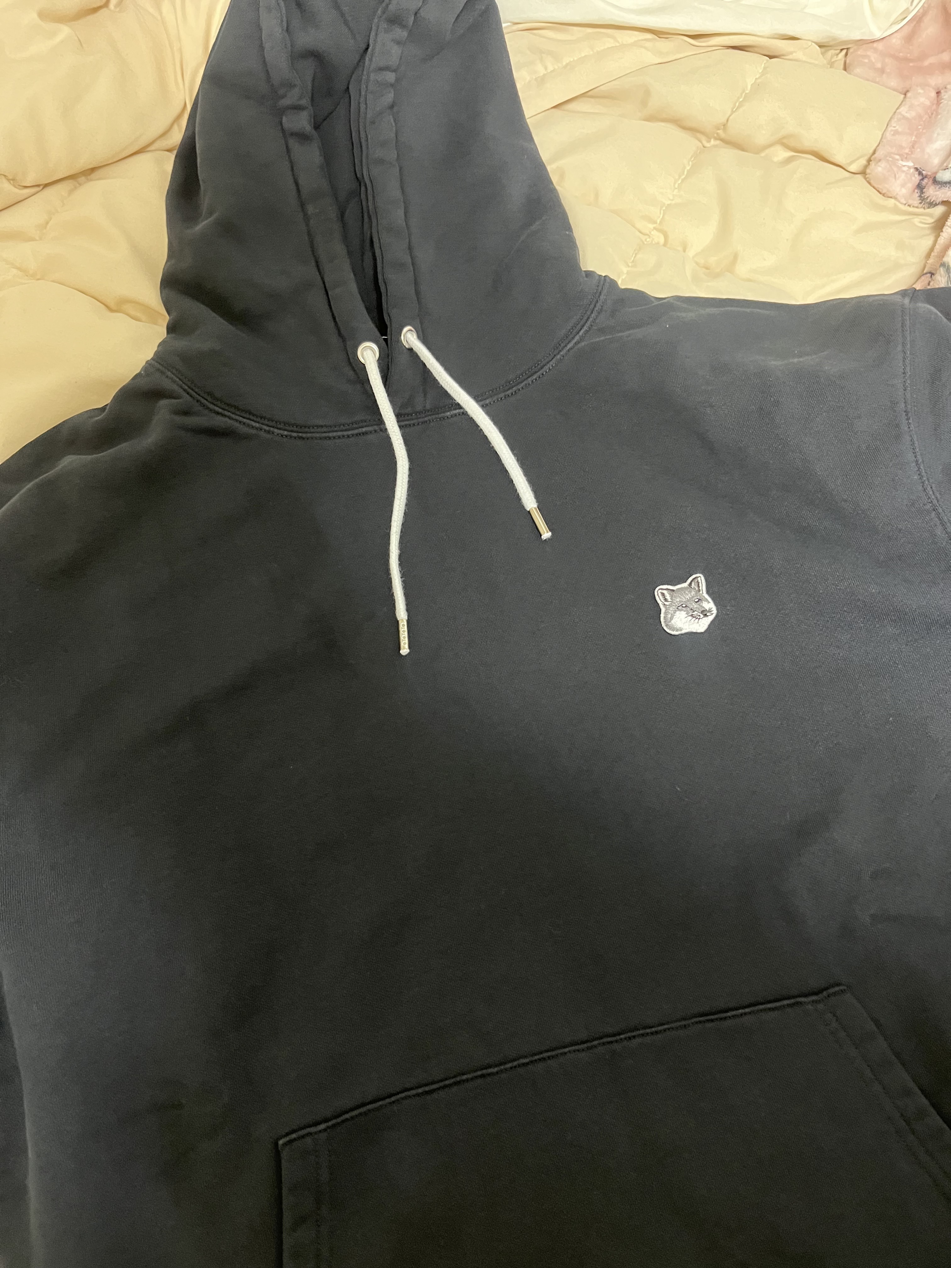 Maison Kitsune Grey Fox Head Patch Classic Hoodie Black 착용 스타일