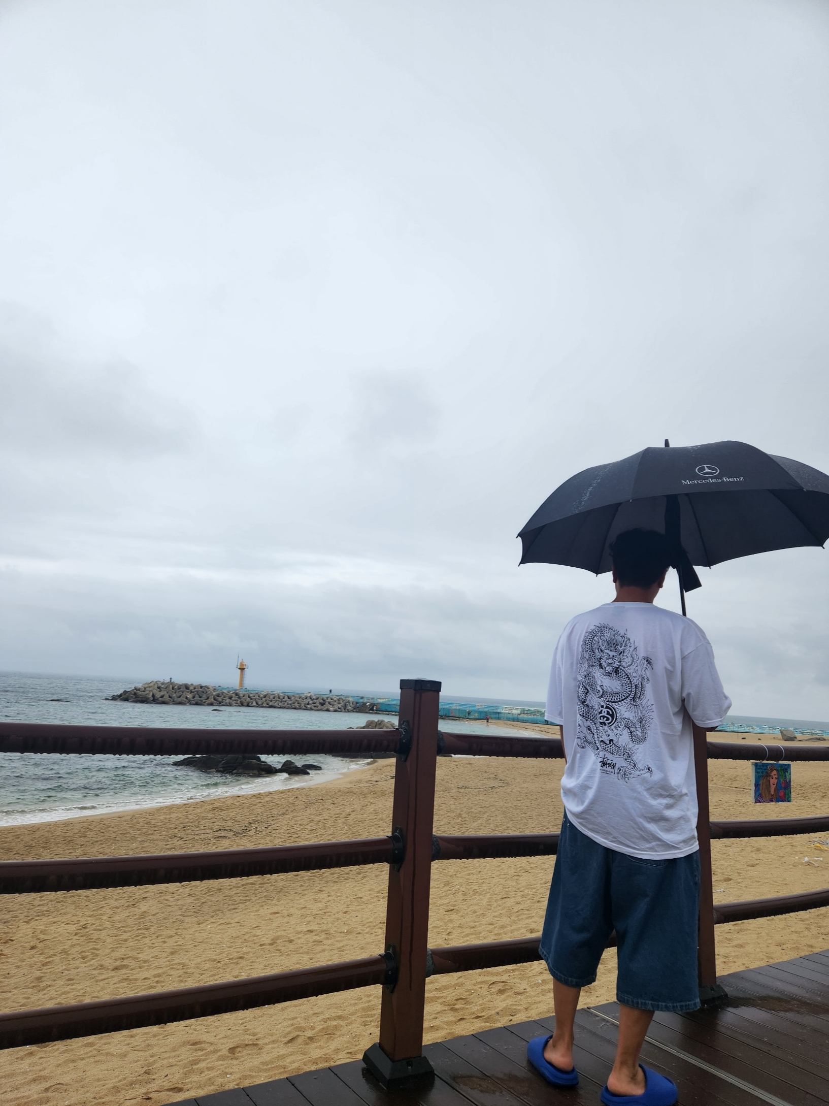 Stussy Dragon T-Shirt White, Adidas Yeezy Slide Azure 착용 스타일