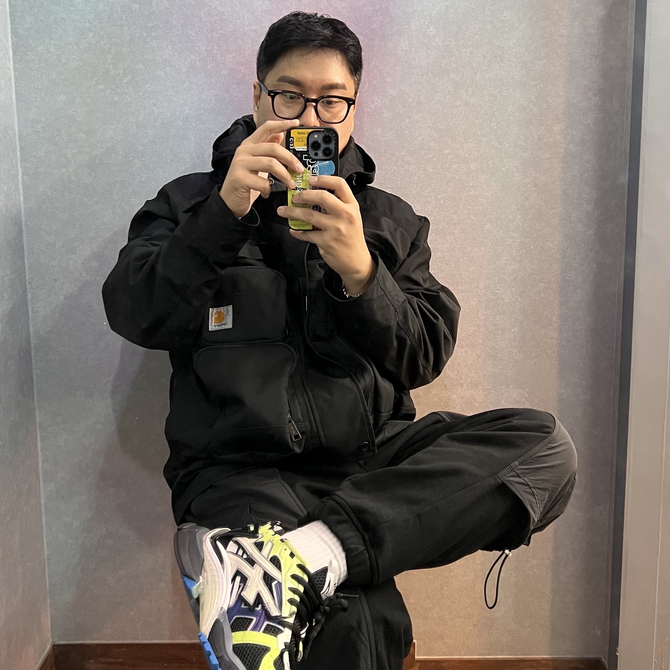 Balenciaga Runner Sneakers Grey Green Blue 착용 스타일 - 1