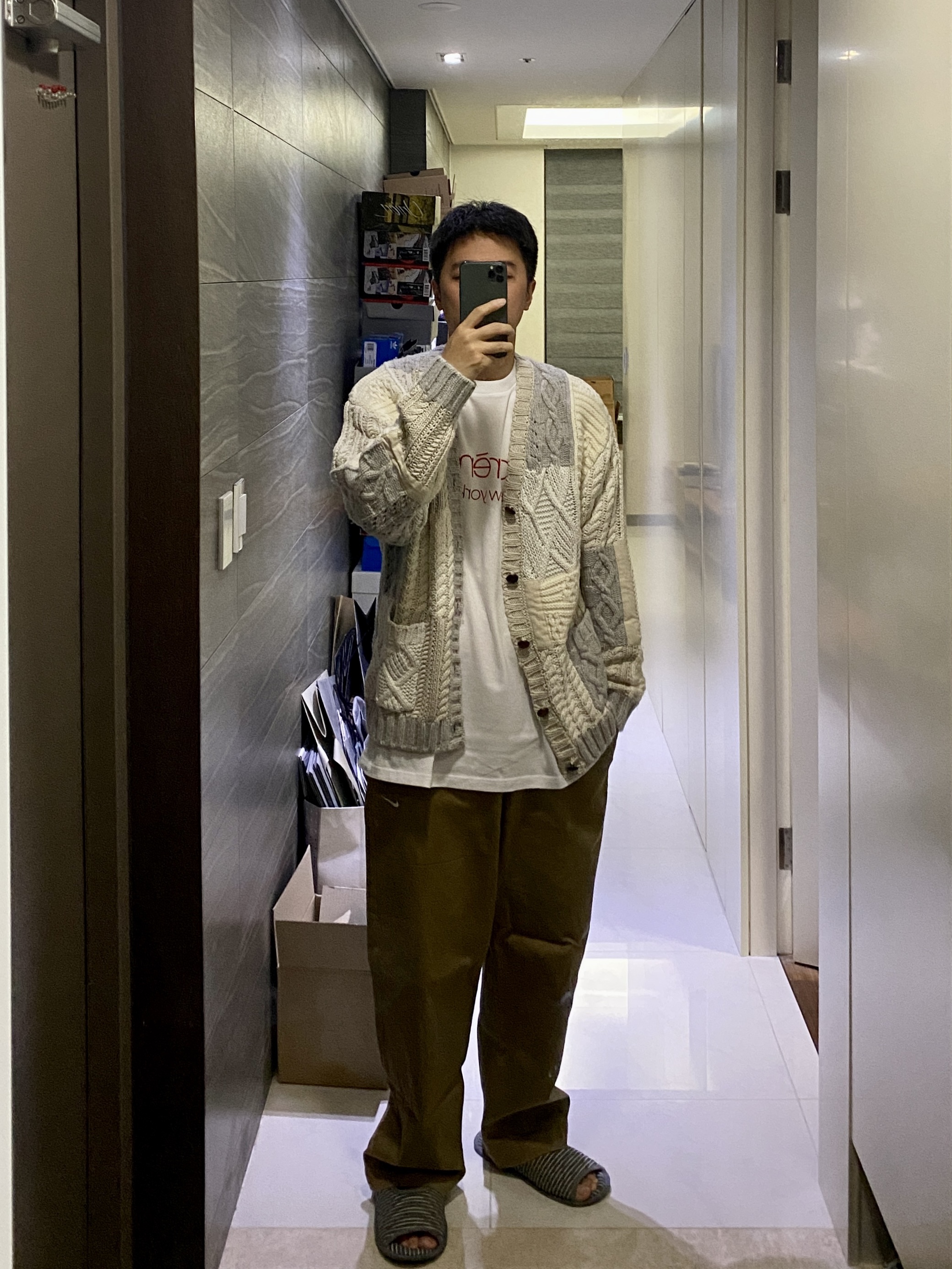 Supreme Patchwork Cable Knit Cardigan Ivory - 23FW, Supreme Classic Logo S/S Top White - 23FW 착용 스타일