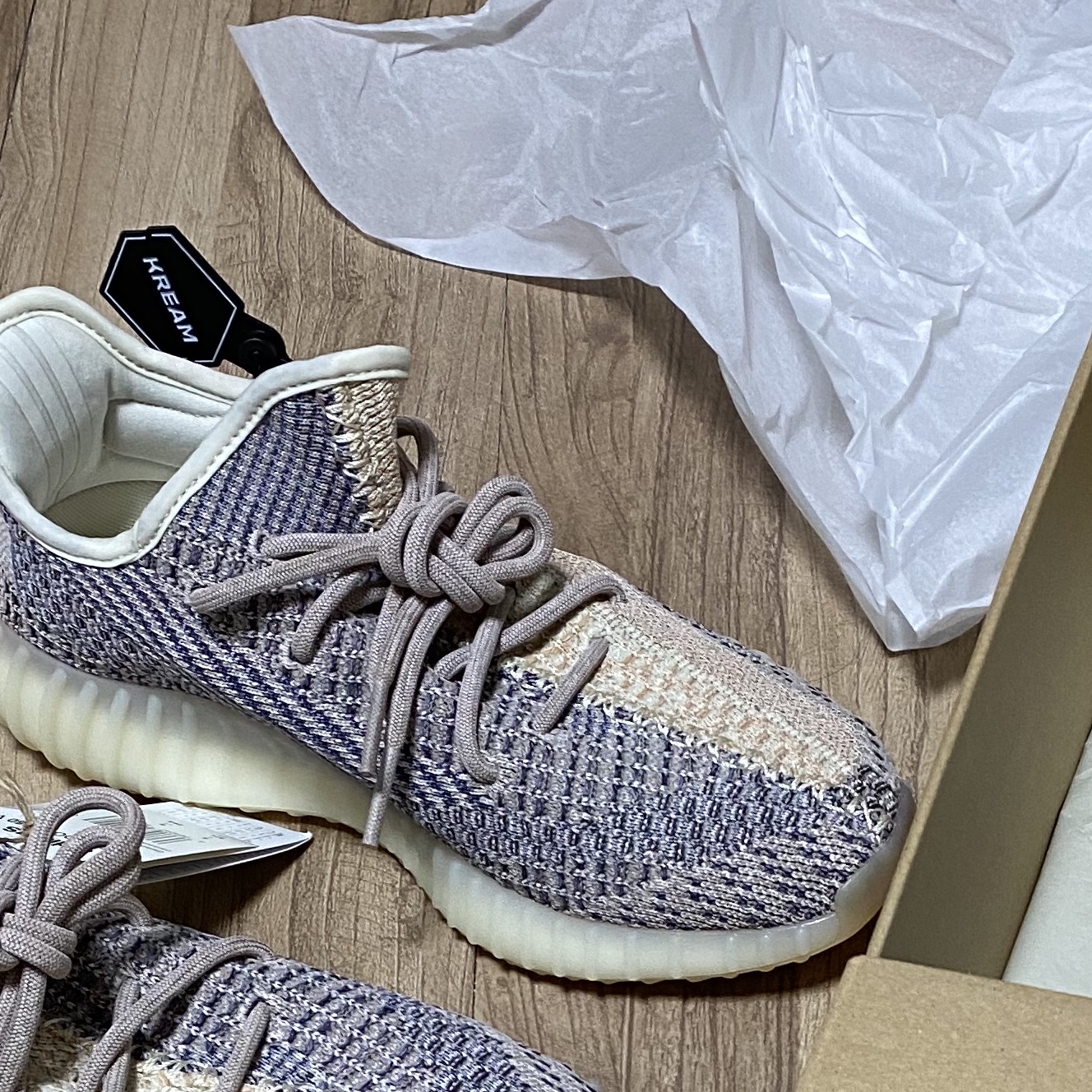 Adidas Yeezy Boost 350 V2 Ash Pearl 착용 스타일